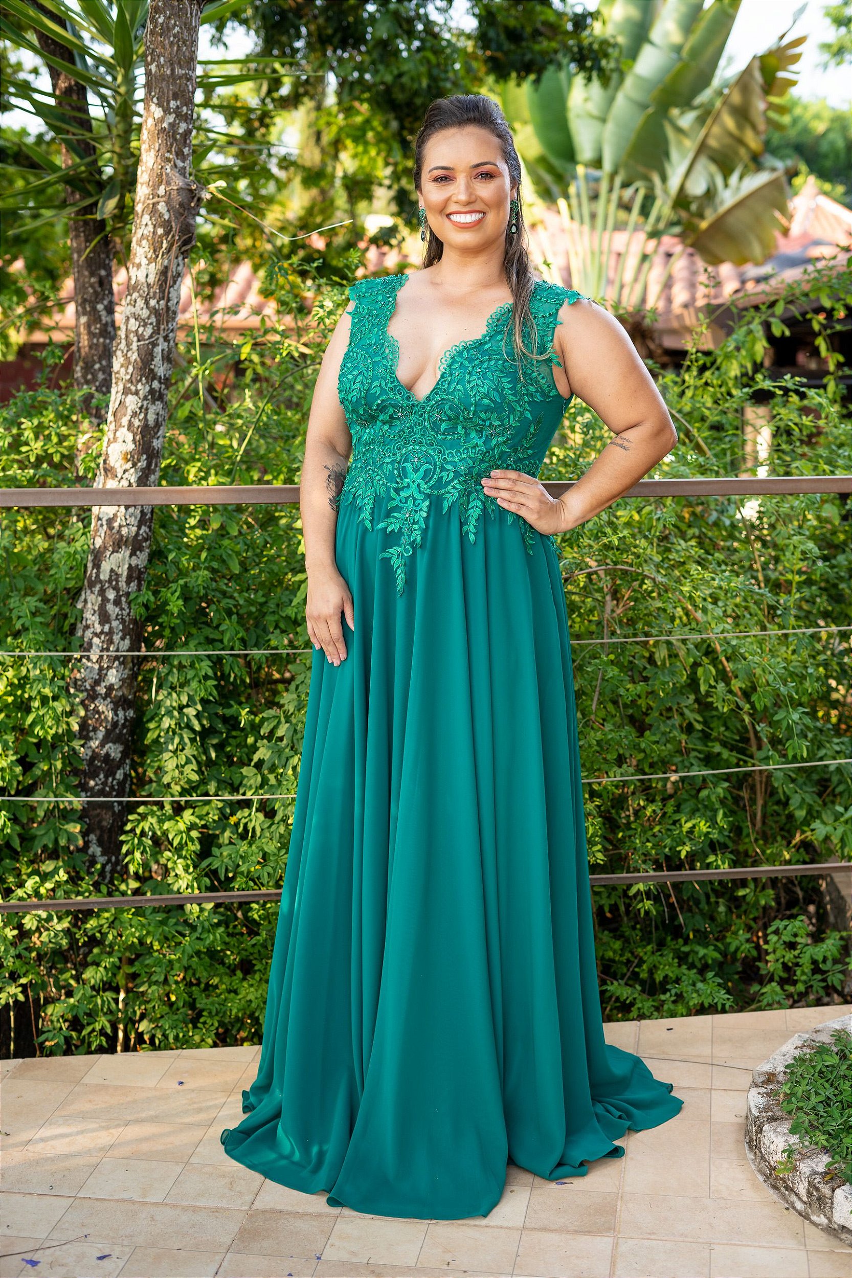 Vestido de Festa Plus Size Verde Esmeralda Longo Maria Leticia Aluguel -  Closet - Locação e Venda de Roupas para Festa