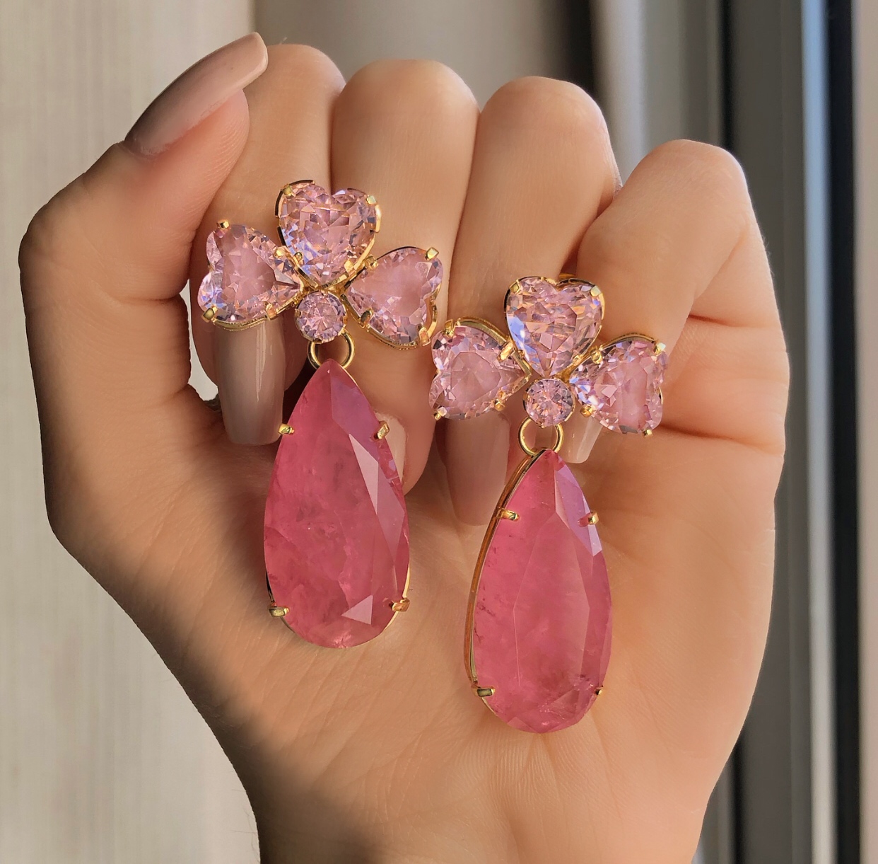 Brinco Aspen Corações de Cristal Safira Rosa e Pedra Fusion Rosa Chiclete  Dourado - Angela Jesus - Semi Joias de luxo para você!