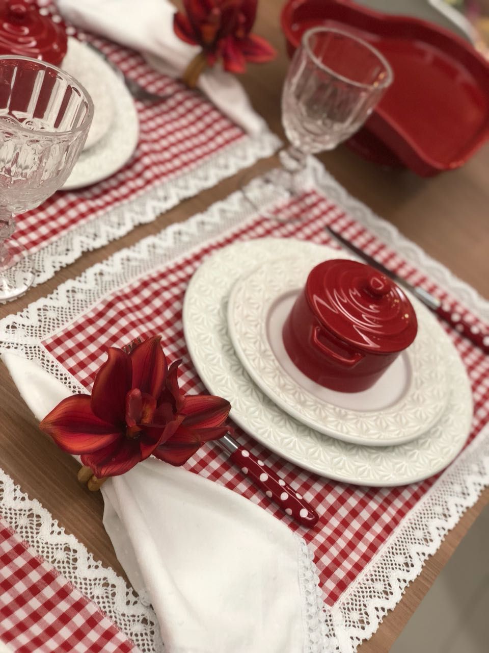 Jogo americano xadrez vermelho e branco com detalhe em azul - Pomar  Decorações