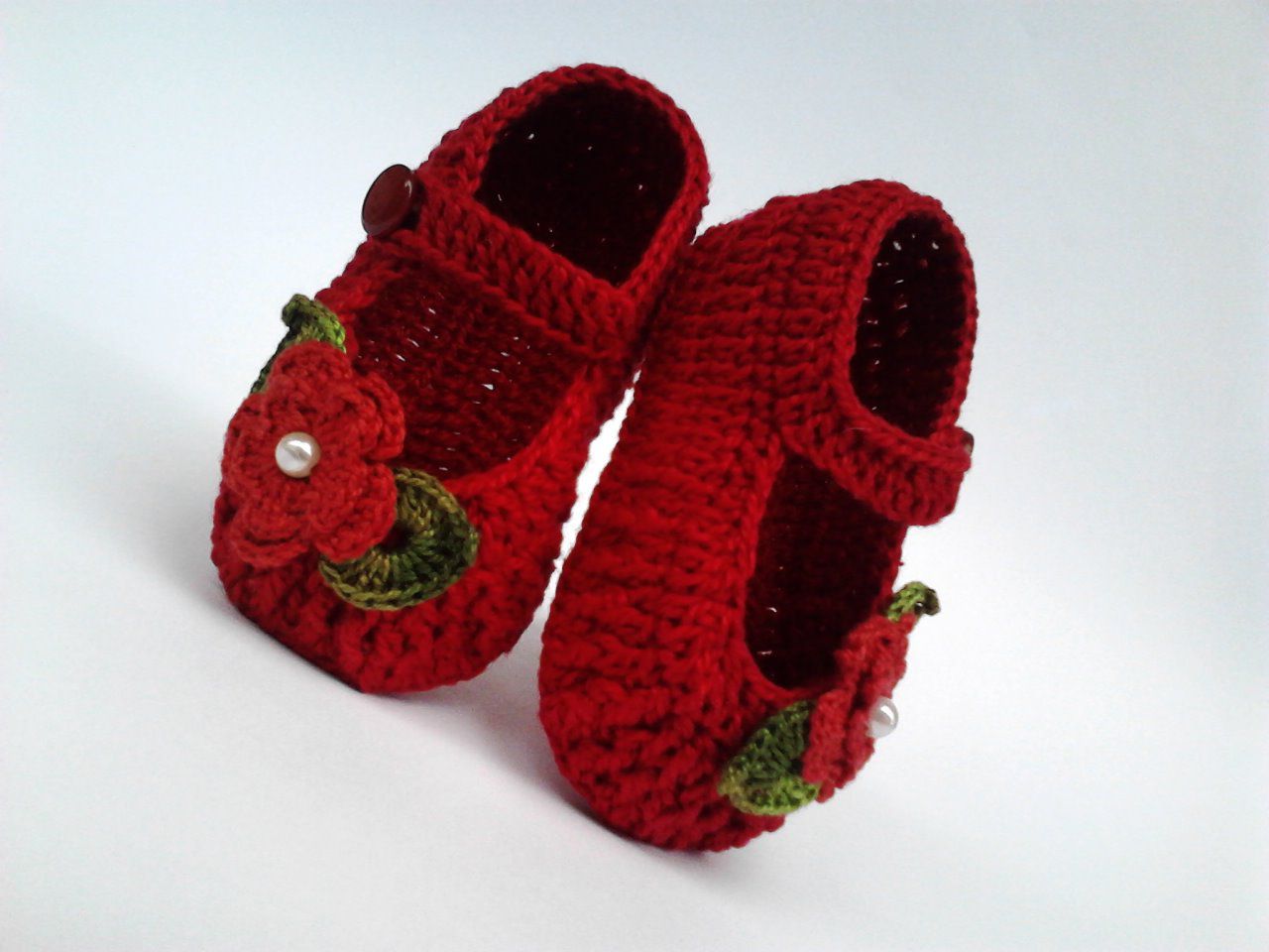 A122 sapatinho de croche de menina vermelho flor e perola bebe - MM  Sapatinhos