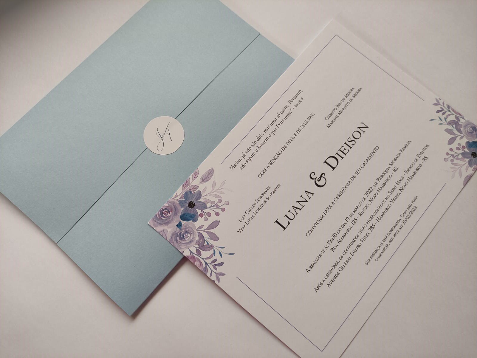 Convite Casamento Azul Serenity e adesivo com iniciais - Bellagi Convites