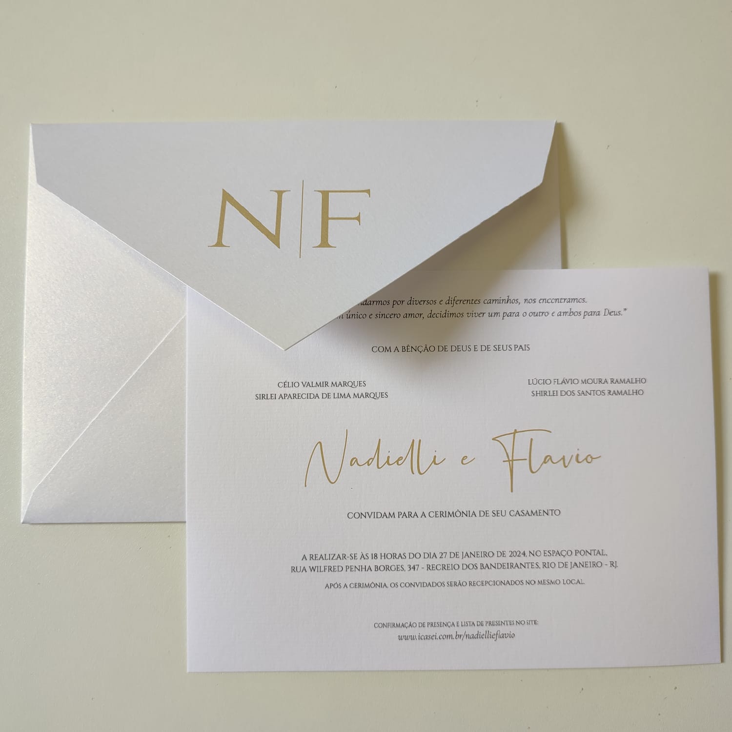 Convite de Casamento c/ Iniciais no envelope Dourada - Bellagi Convites