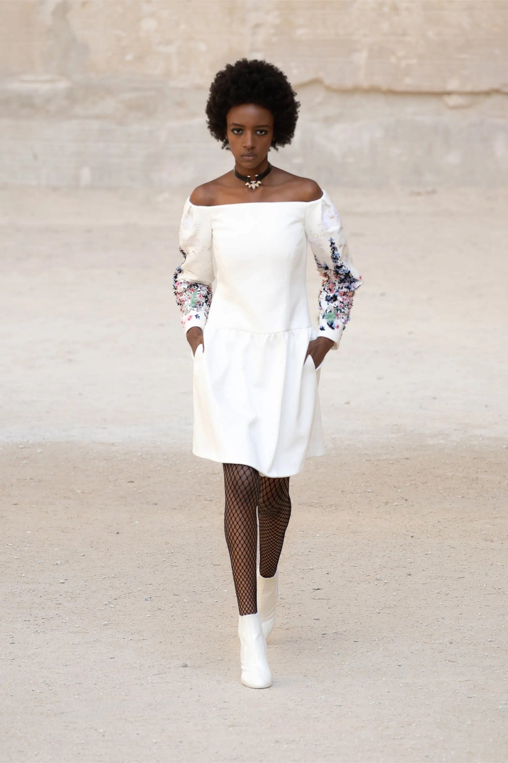 Chanel - Vestido branco bordado / Chanel Croisière 2021-2022 - cantinho das  grifes
