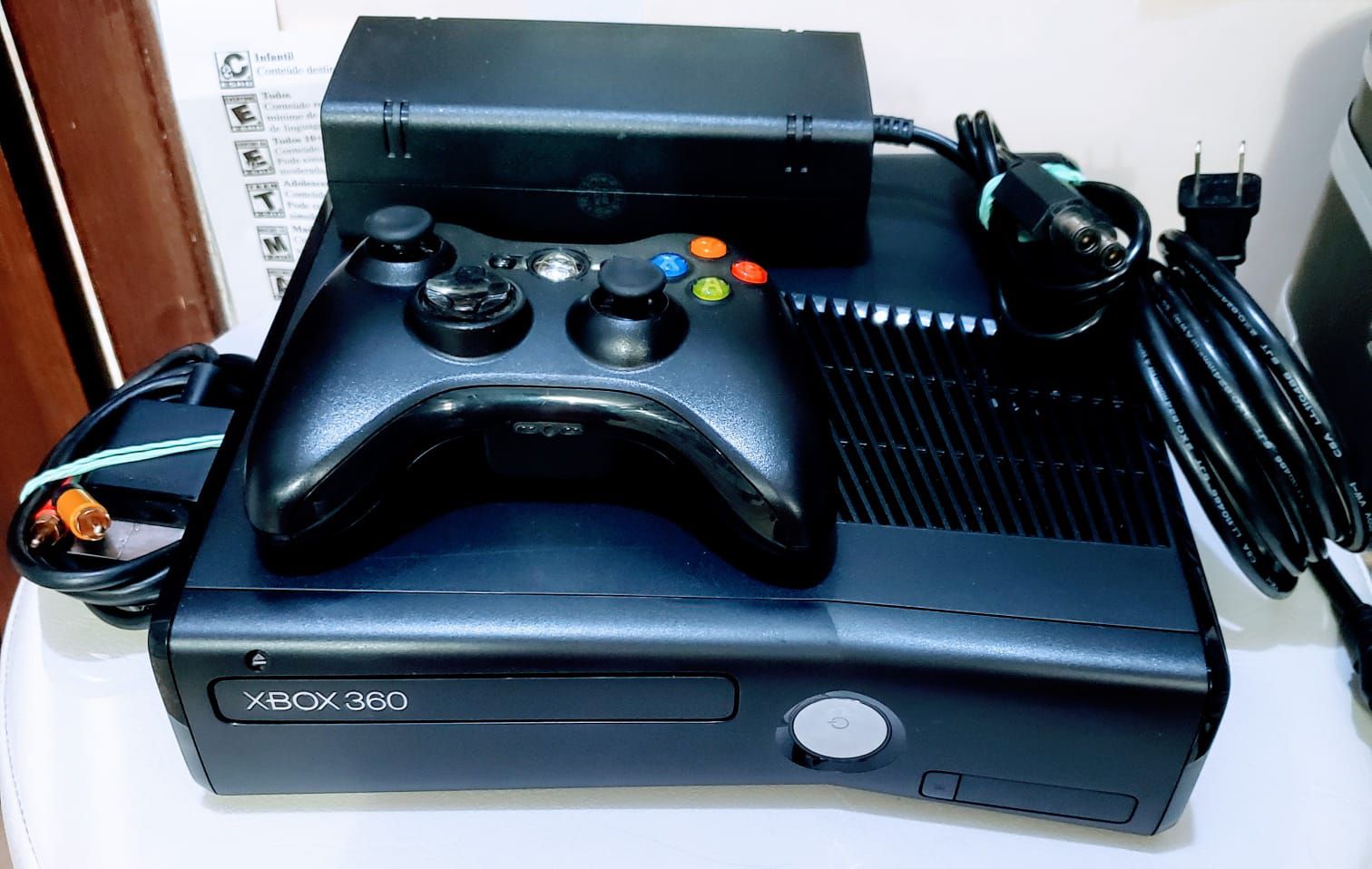 Console Xbox 360 Slim 4GB + 2 controles + Desbloqueio LTU + 1 Ano de  Garantia - Semi Novo - JF GAMES
