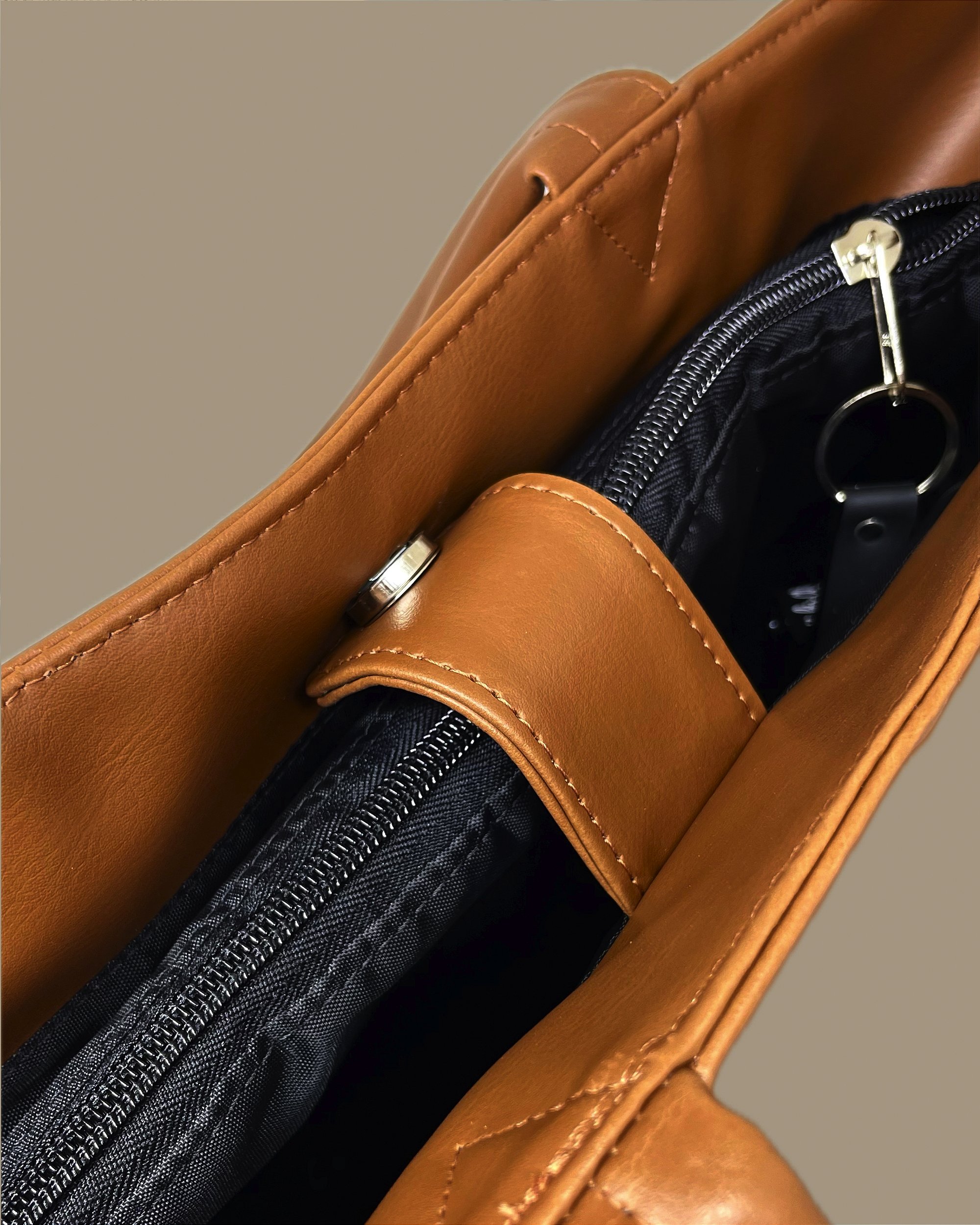 BOLSA CITY CARAMELO & BLACK - Loja Kah's Closet Oficial