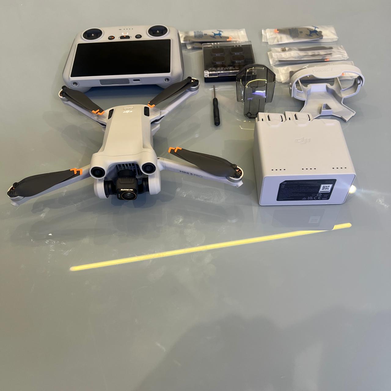 Drone DJI Mini 3 Pro Fly More Combo Radio com tela - Seminovo