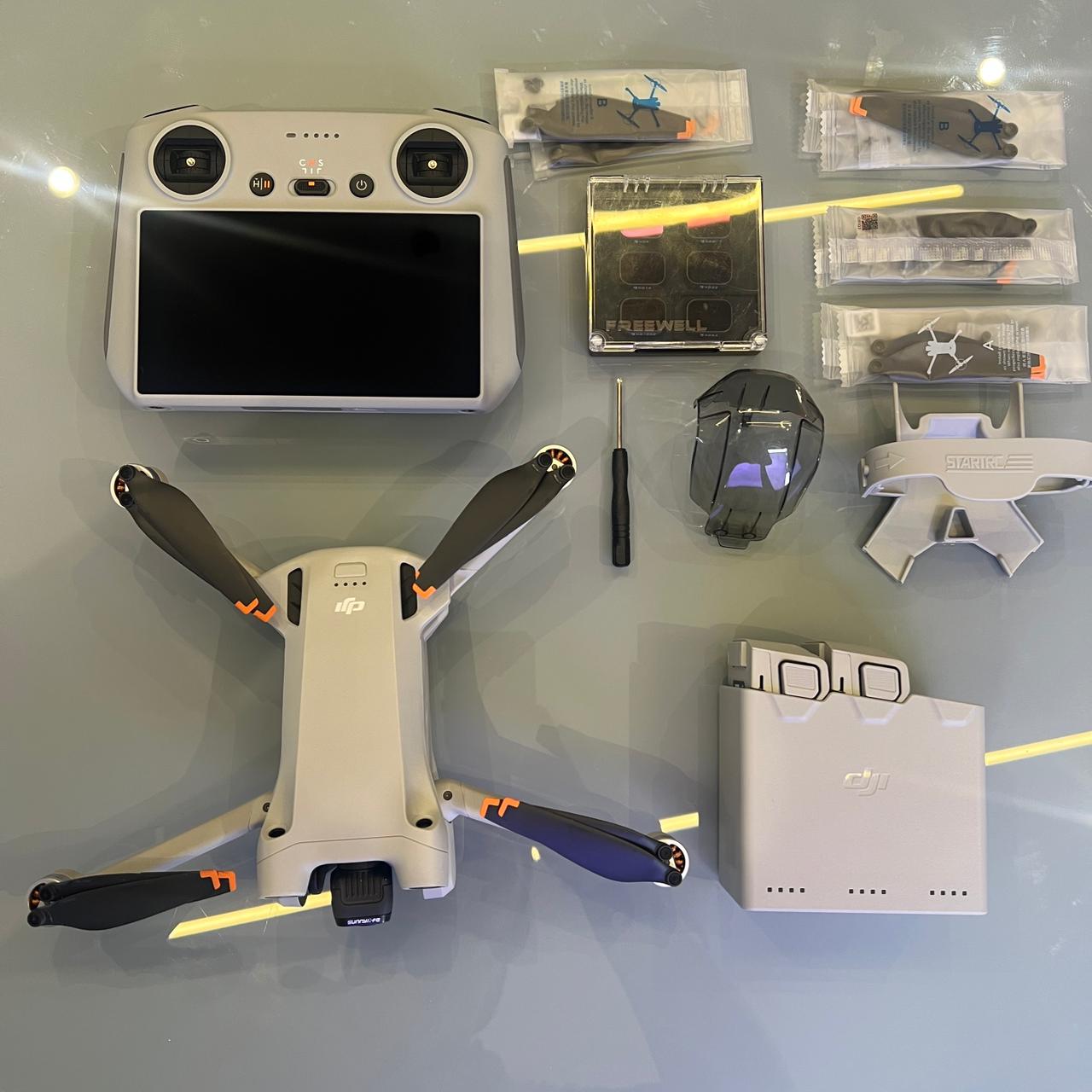Drone DJI Mini 3 Pro Fly More Combo Radio com tela - Seminovo