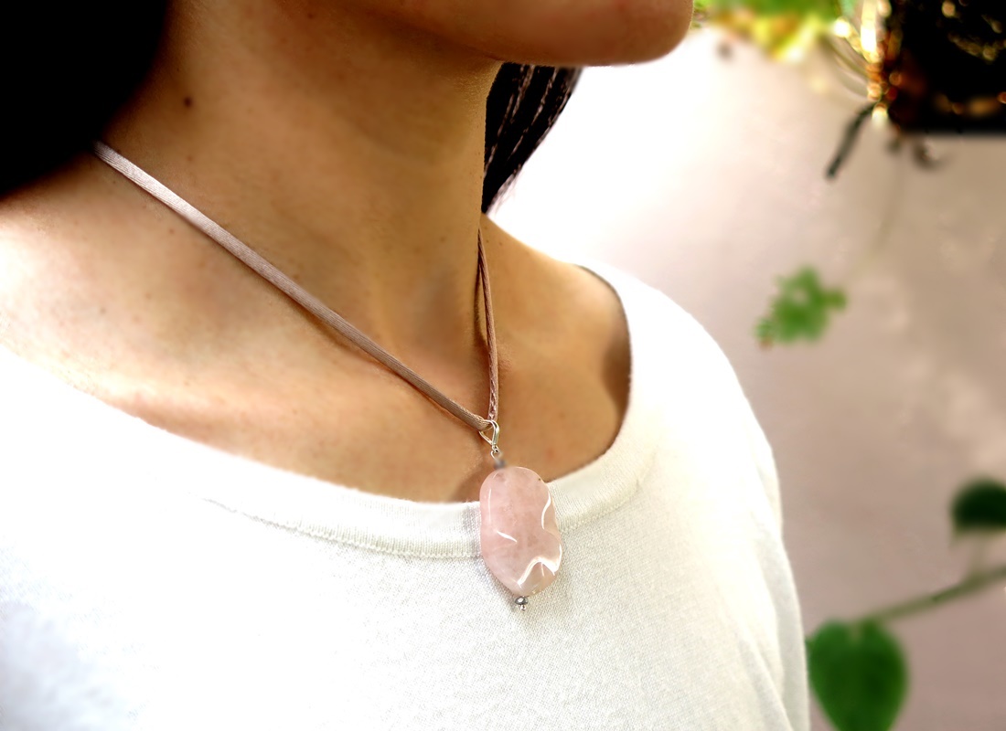 PINGENTE COM SEDA ROSA E QUARTZO ROSA - Atelier Lu Guerra - Design ...