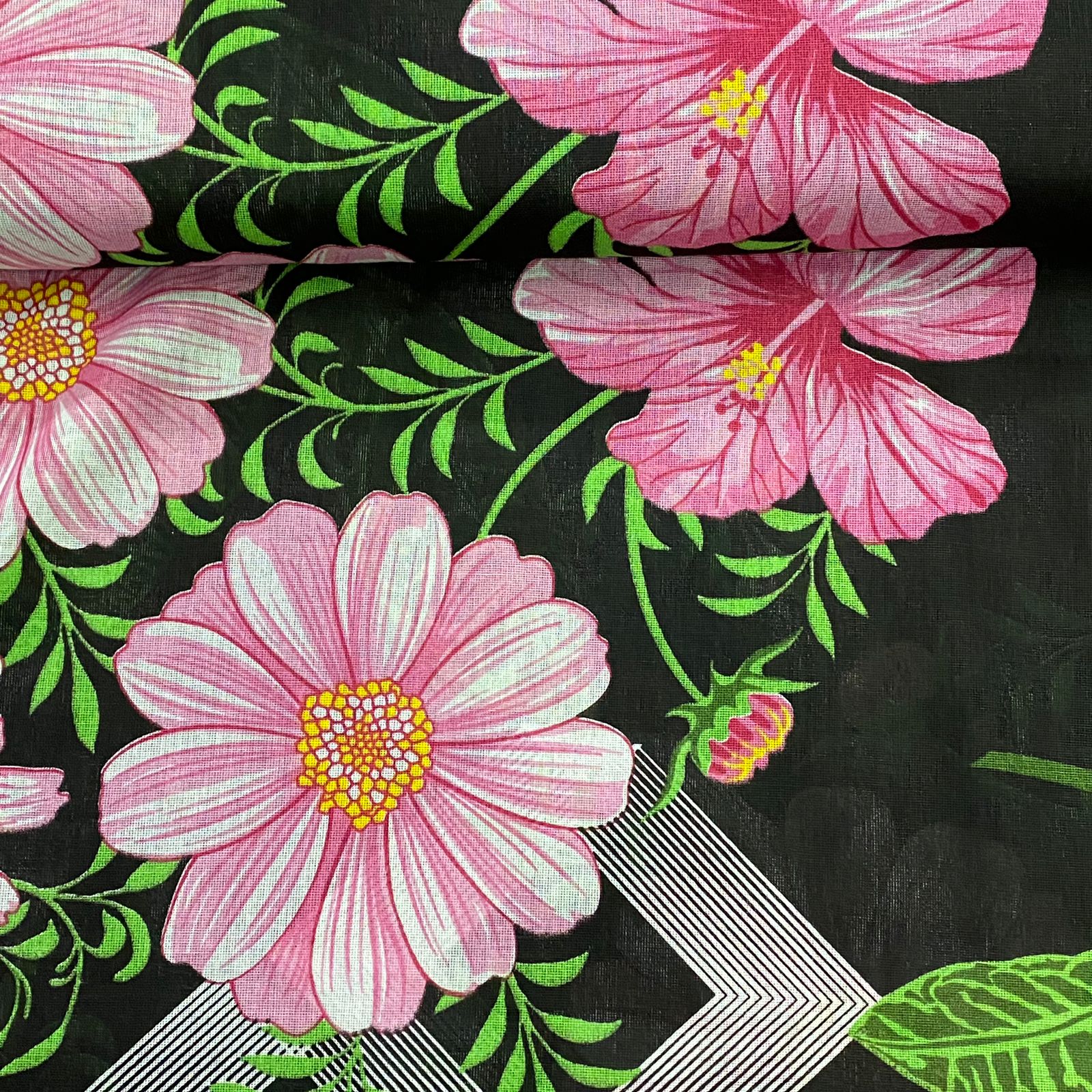 Chitão Estampada Fundo Preto Flores Rosa - A Catarinense Tecidos | Entrega  rápida para todo o Brasil