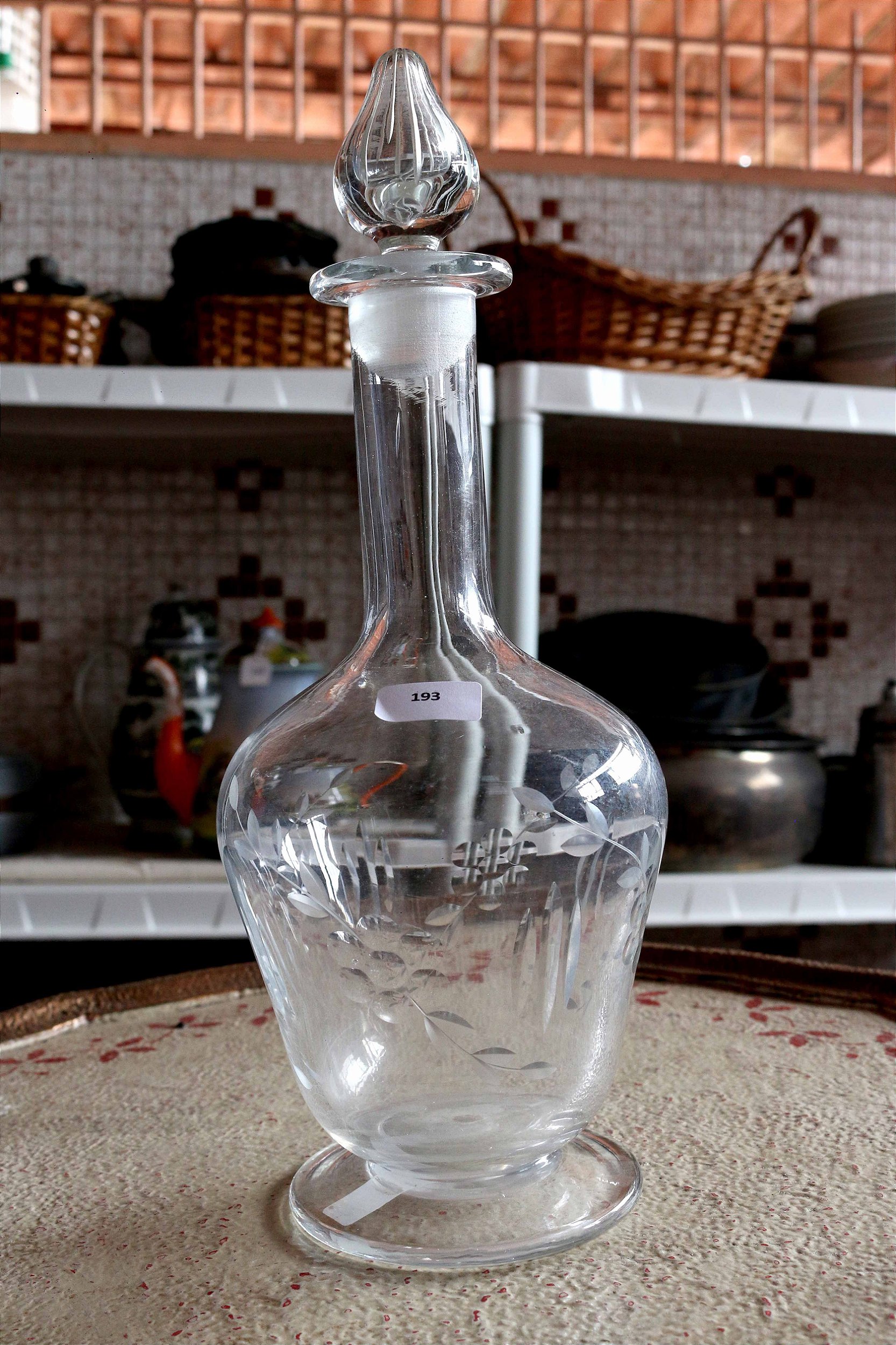 Garrafa de cristal transparente finamente decorada - Vintage Garage - "O  lugar que respeita a história das coisas"