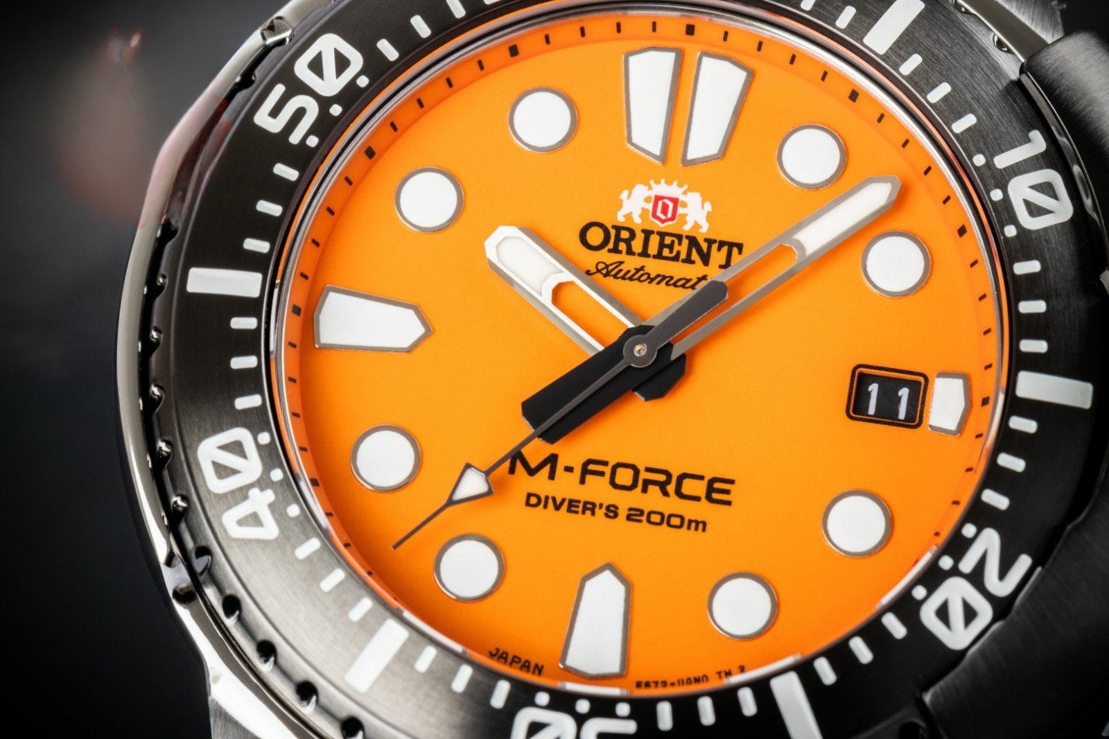 Orient M-Force - Orologio da polso da uomo automatico e a carica manuale al quarzo sportivo bracciale e cassa in acciaio inox di colore grigio display analogico arancione - RA-AC0L08Y00B