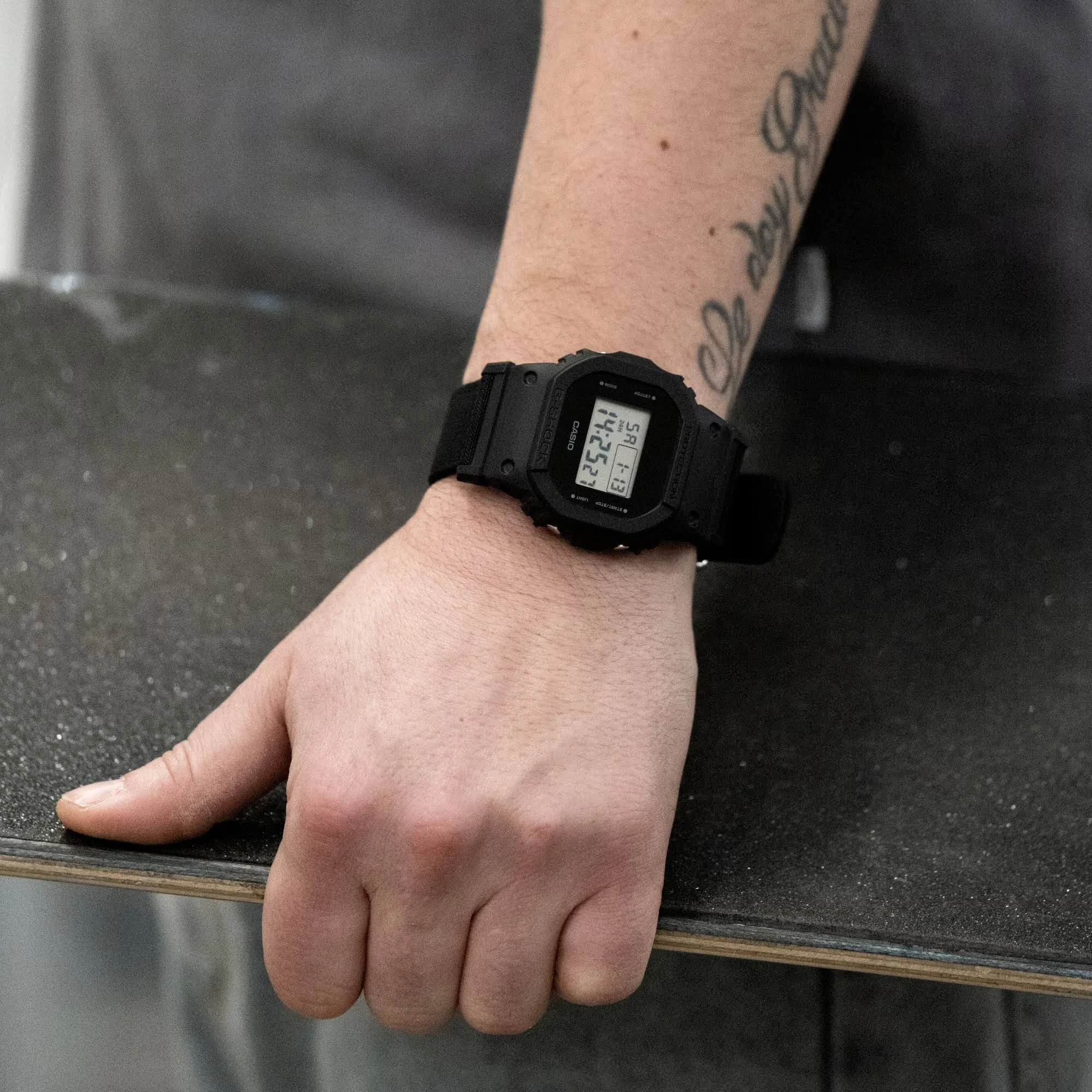 G-Shock DW-5600BCE-1DR Pulseira Cordura - Relojoaria Impala