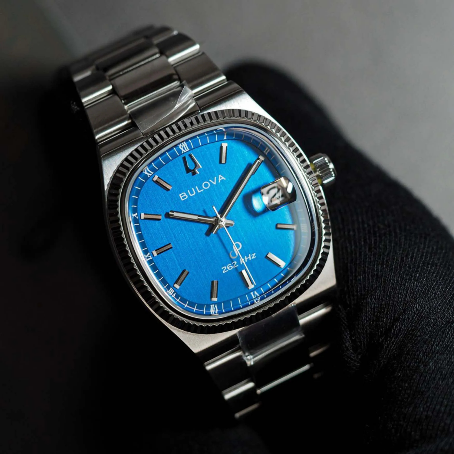 Bulova Super Seville 96B440 – Elegância retrô com precisão de 262