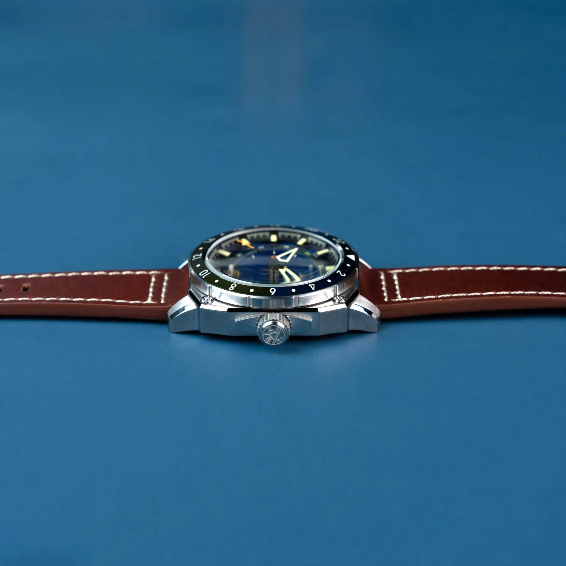 Relógio Hawker Hunter Atlas GMT AV-4122-02 Mineral e Couro