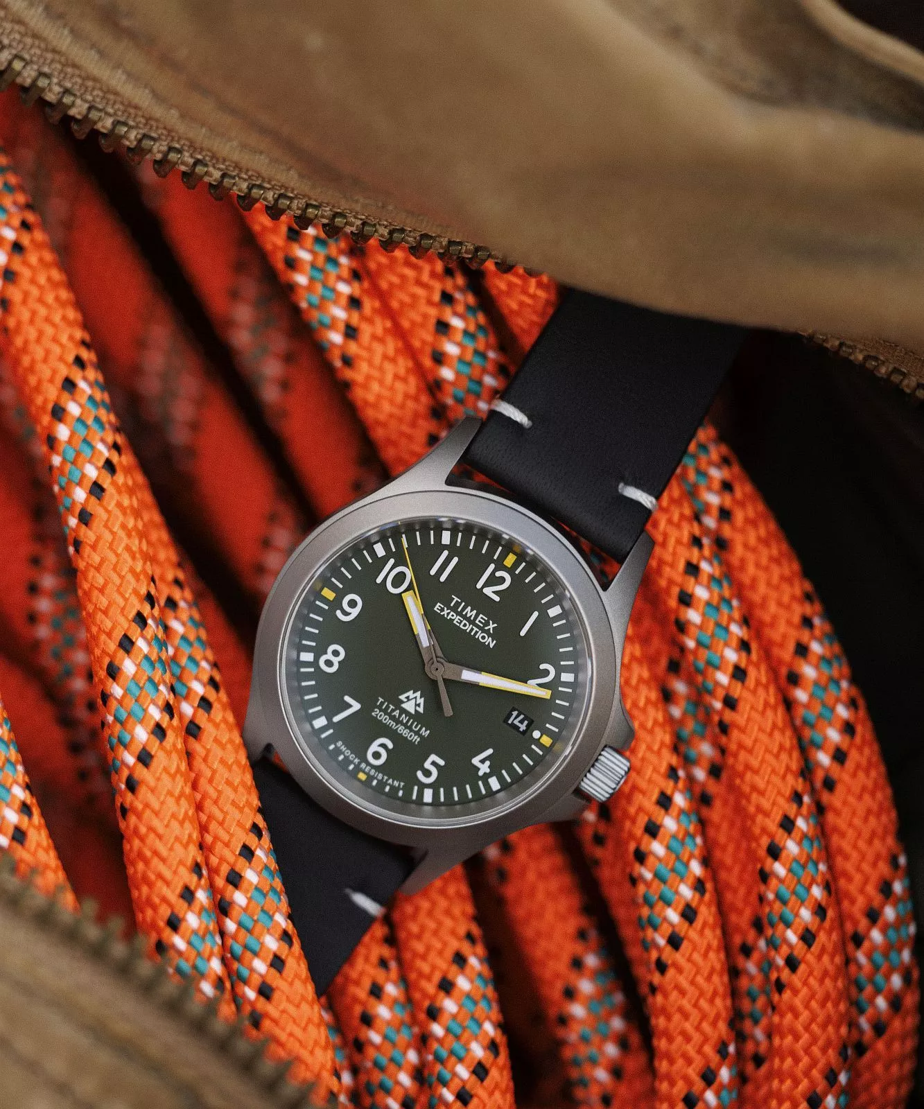 Timex Expedition North TW2W78100 em Titânio com Safira 200m
