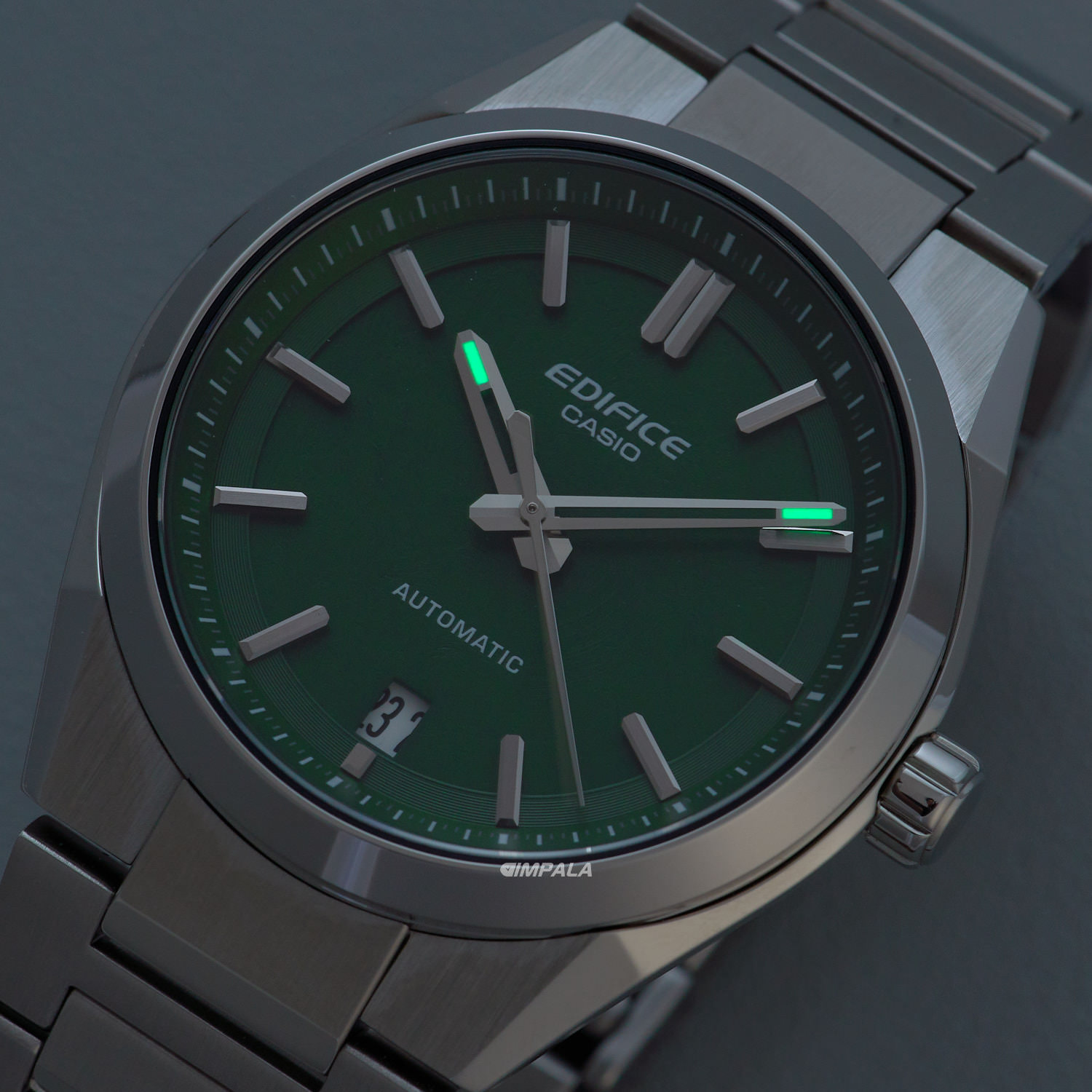 Casio Edifice EFK-100D-3ADR Design esportivo com movimento
