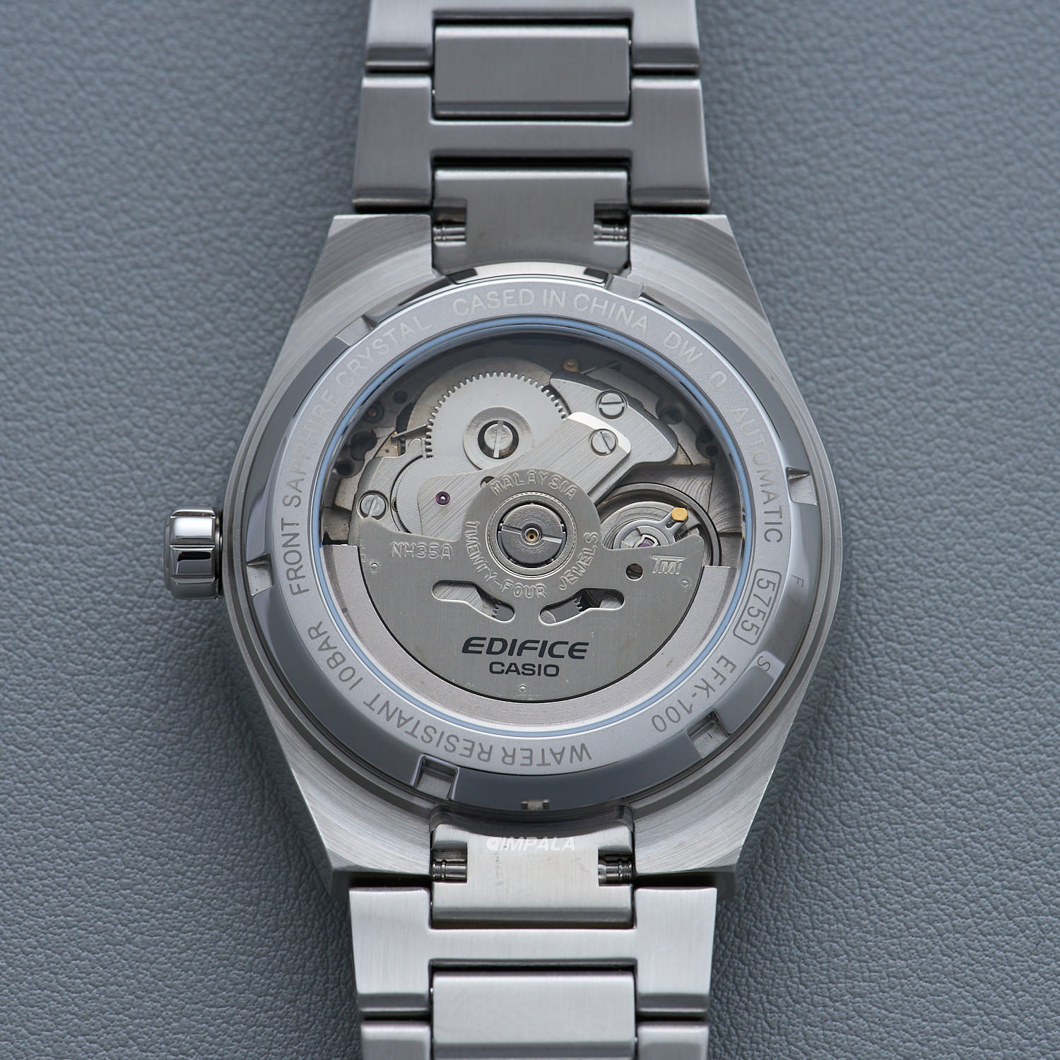 Casio Edifice EFK-100D-3ADR Design esportivo com movimento