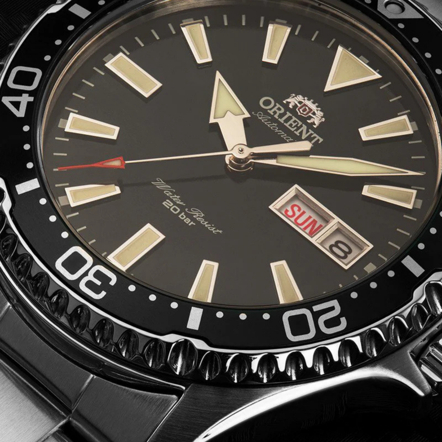 Orient RA-AA0004E39B com mostrador verde e resistência de 200m