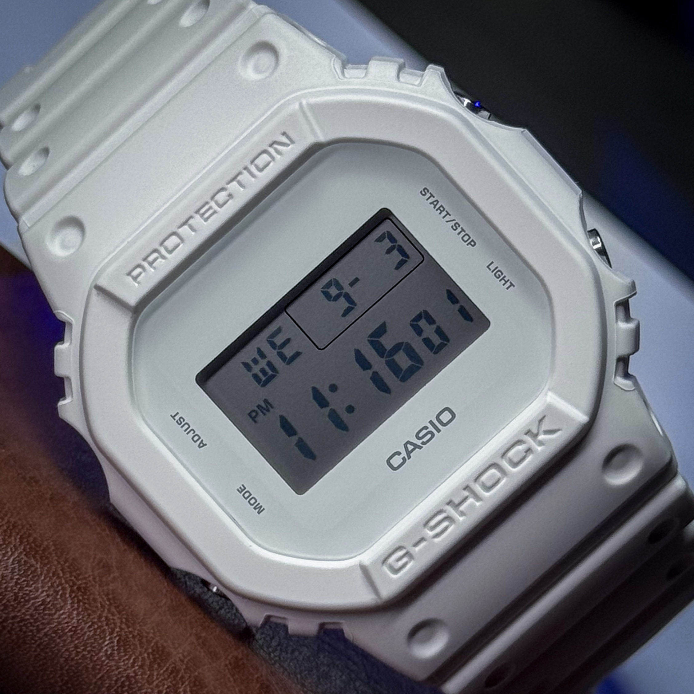Casio G-SHOCK DW-5600WW-7DR Branco Resistente 200M - Relojoaria