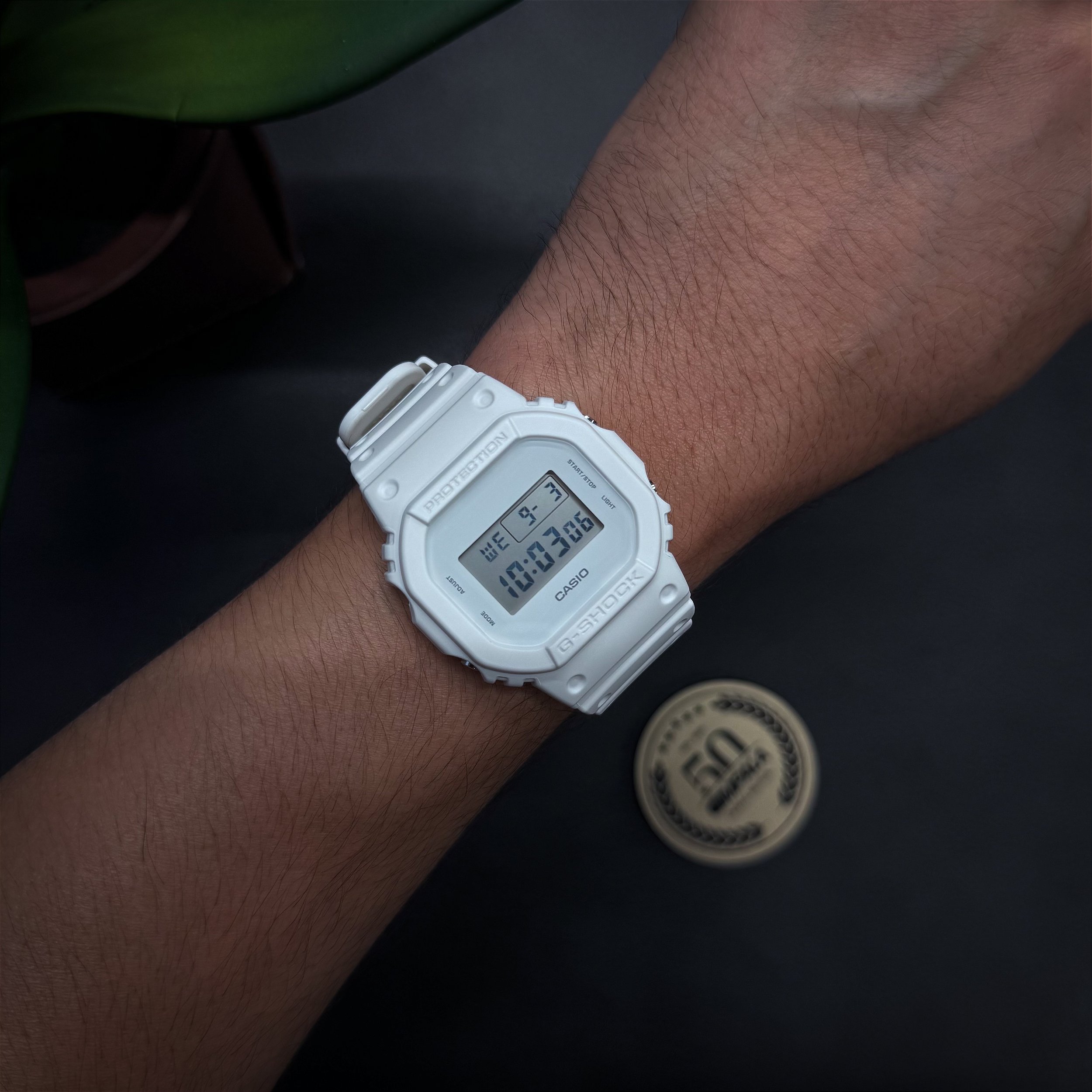 Casio G-SHOCK DW-5600WW-7DR Branco Resistente 200M - Relojoaria