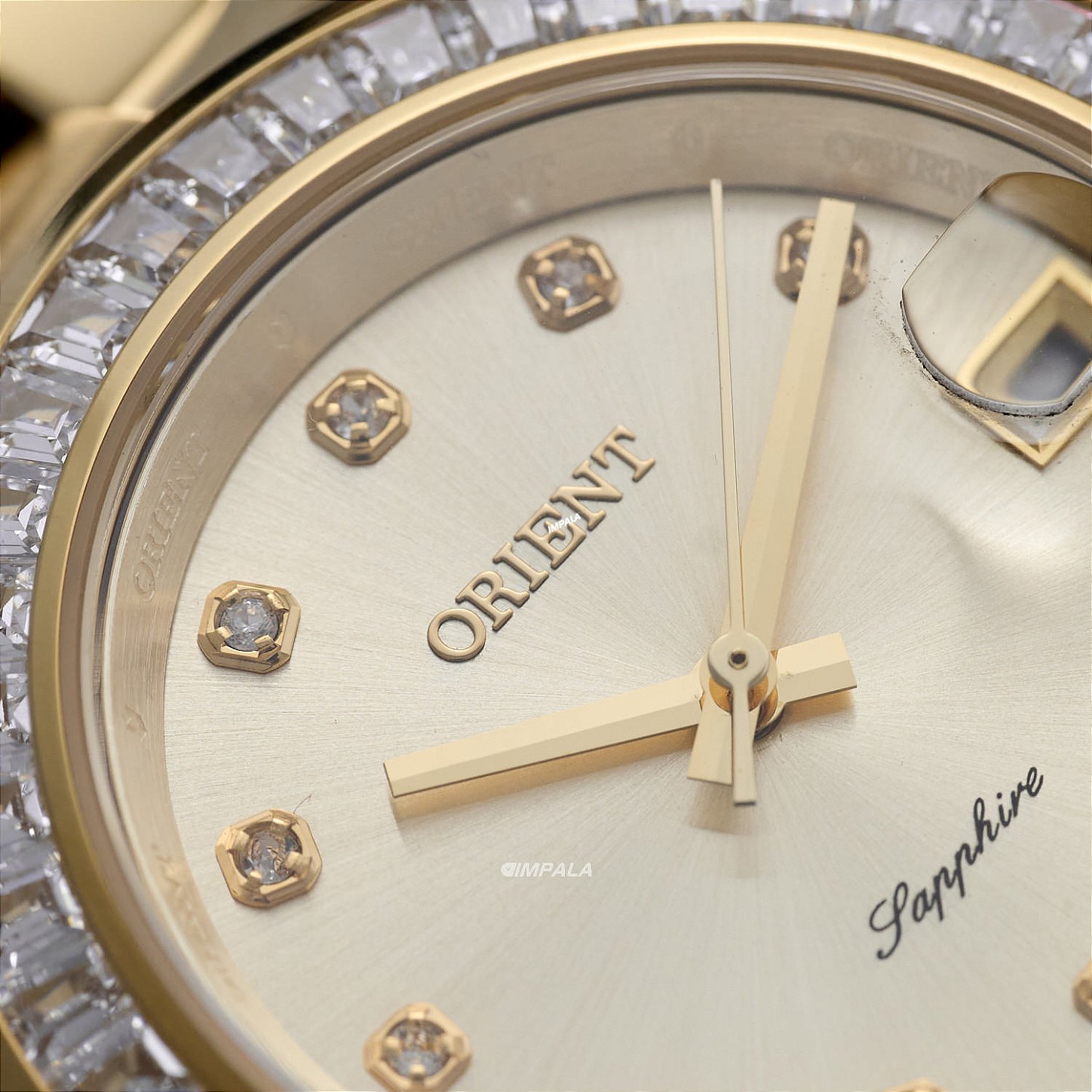 Orient FGSS0246 C1KX – Elegância dourada com cristais baguete