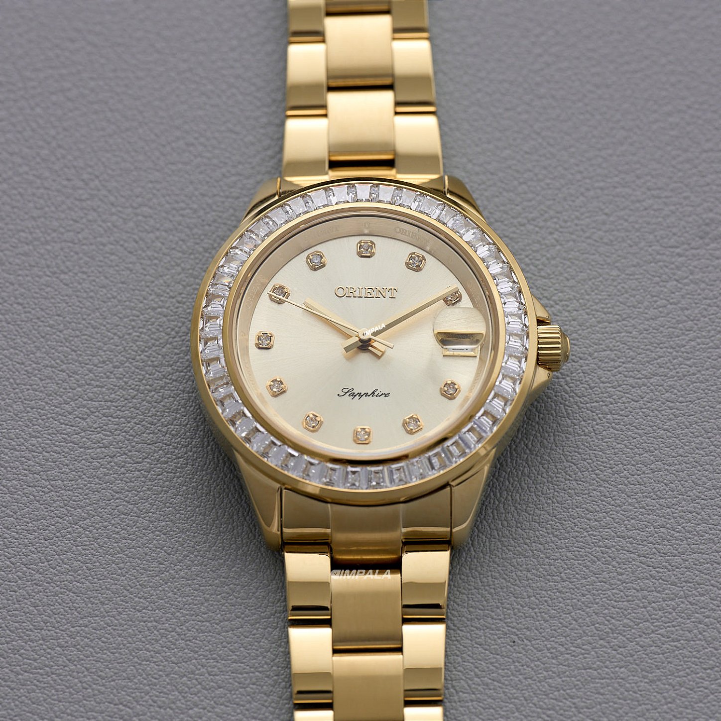 Orient FGSS0246 C1KX – Elegância dourada com cristais baguete