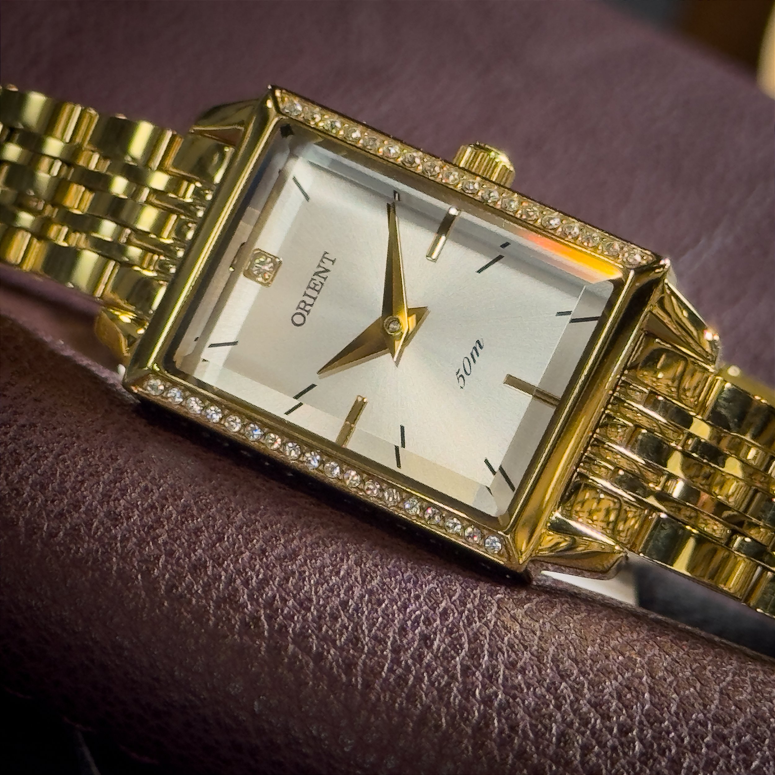 Orient Eternal LGSS0072 S1KX – Elegância dourada com cristais