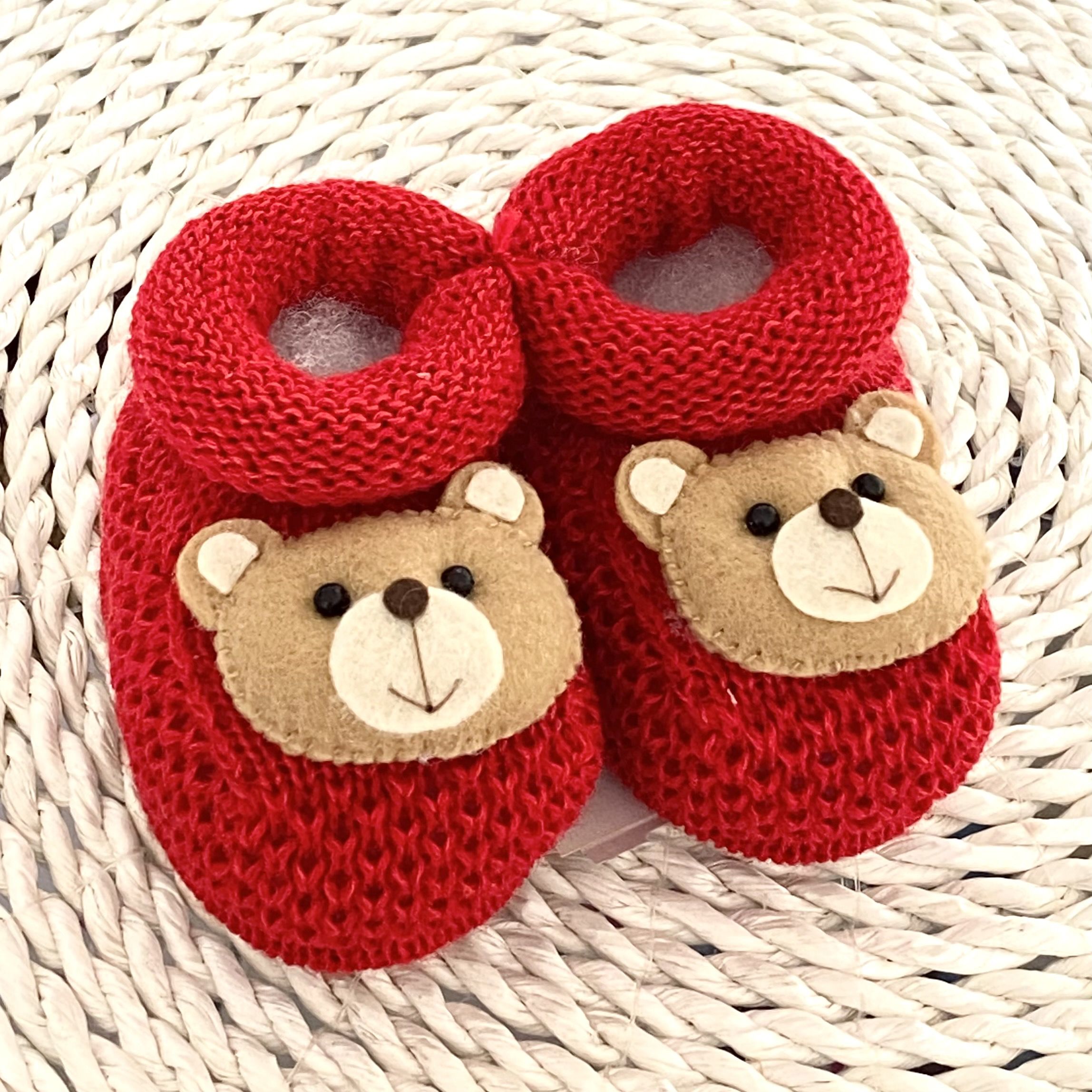 Sapatinho de Tricô Vermelho Detalhe Urso - Petit Nini | Oferta de  Acessórios e Roupas para Bebês e Crianças