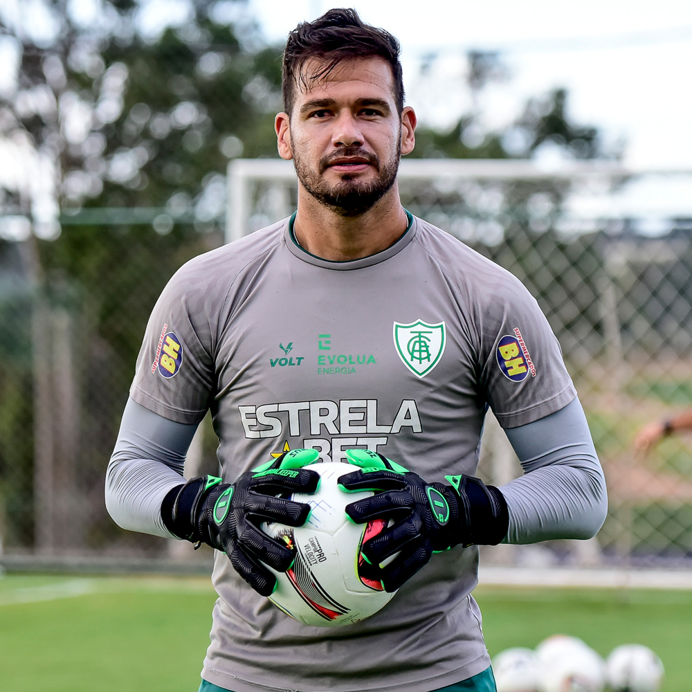 Menino de 13 anos ganha autógrafos de goleiros do Criciúma nas luvas