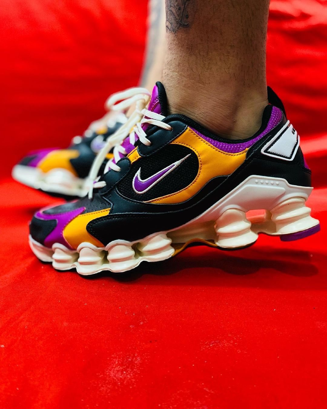 Nike shox preto e laranja sale