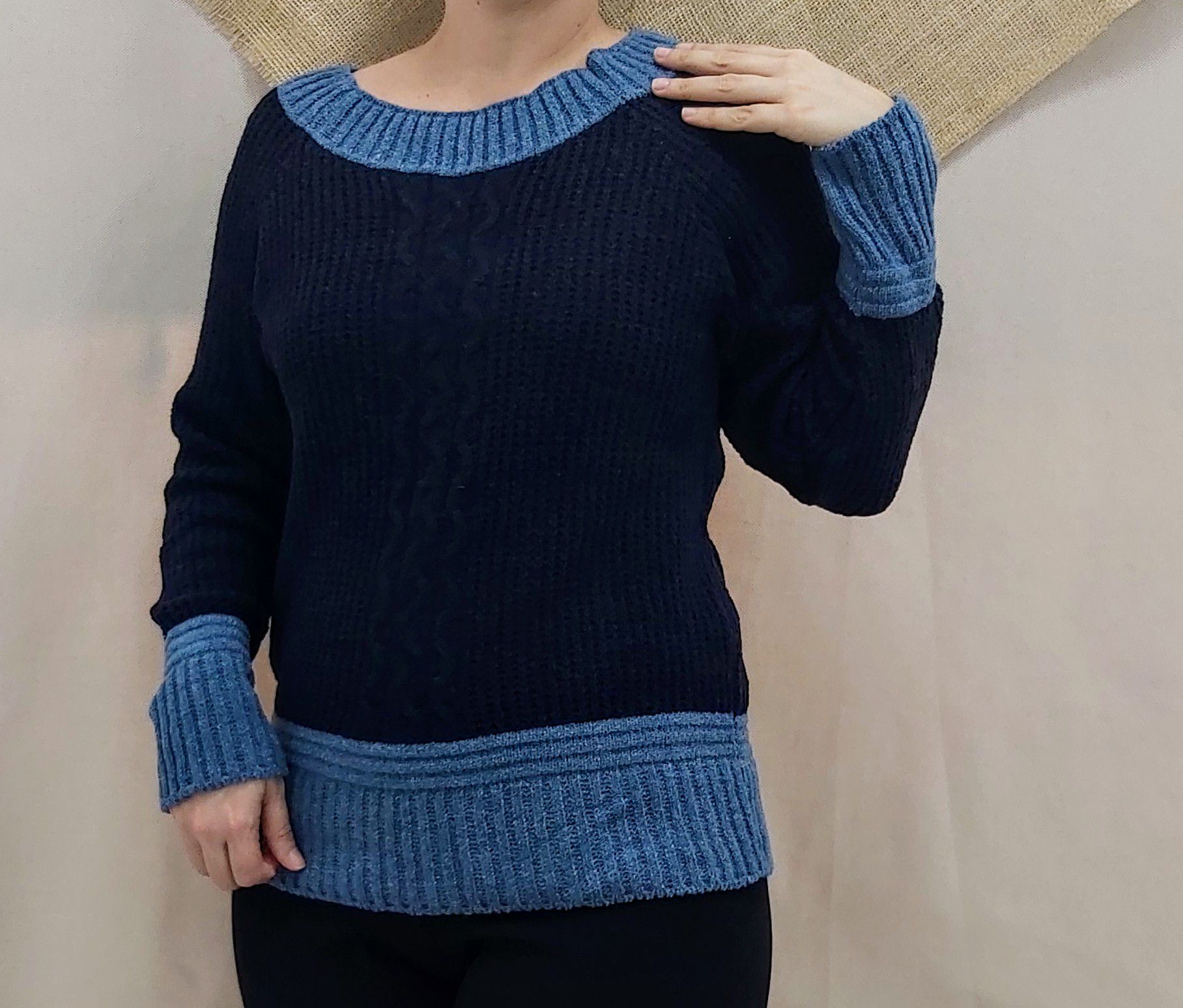 Blusa de tricot azul marinho com detalhes nas mangas e barra - Josefa Lopes  - Para você que gosta de versatilidade, elegância, conforto e qualidade,  aqui você encontrará looks atemporais