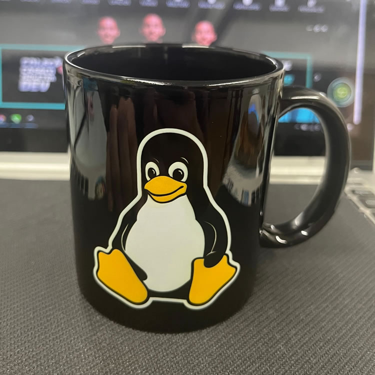 Caneca Tux Linux preta - Caneca do Dev - Canecas e produtos de programação