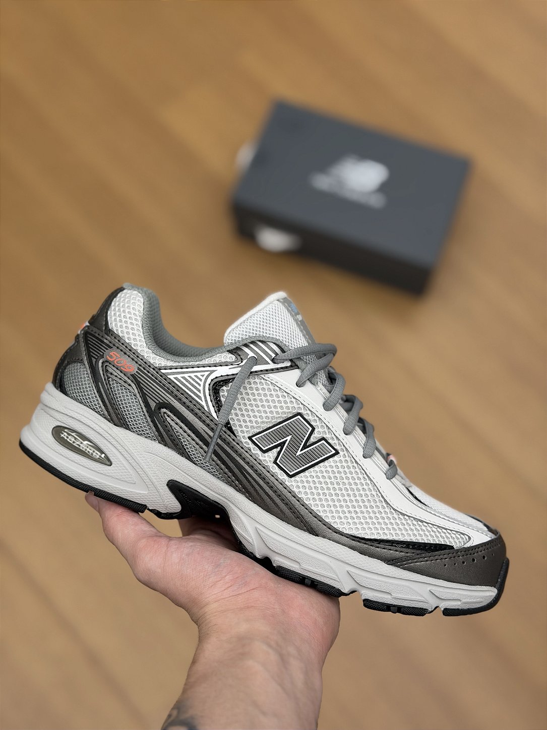NEW BALANCE 509 (cinza/preto metalizado) - Corre de Rua