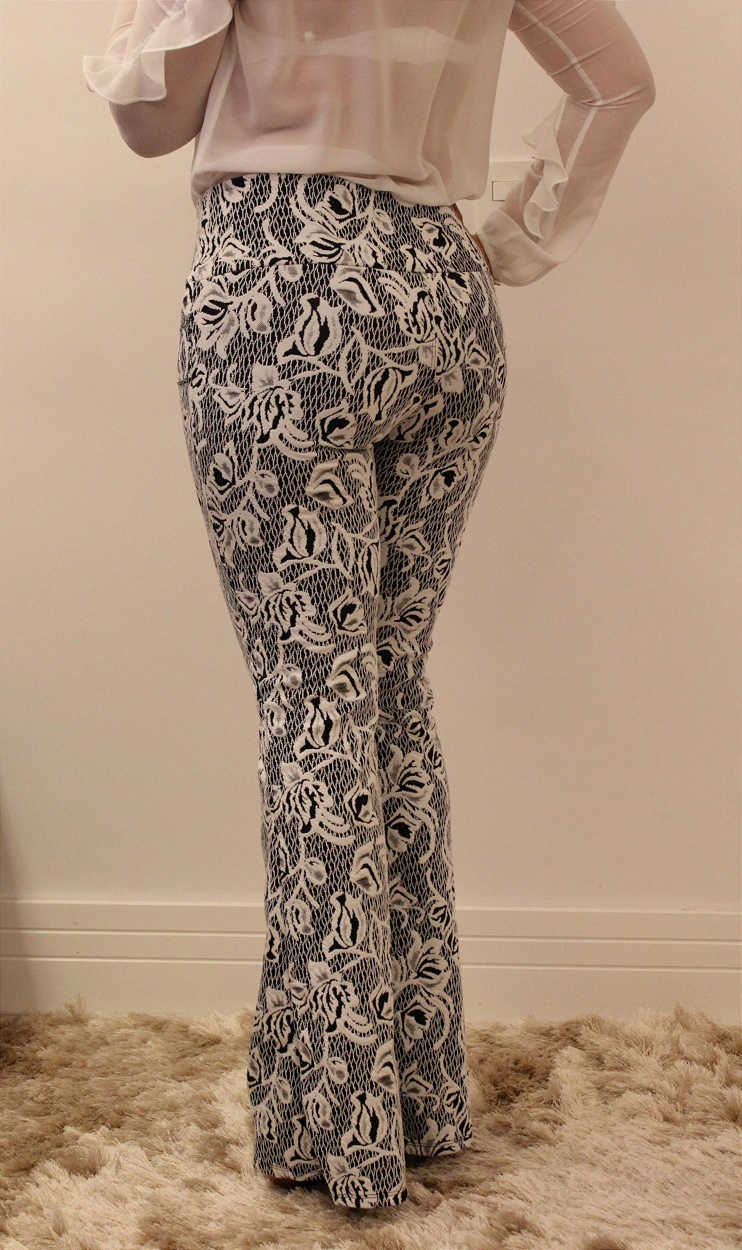 Calça feminina de modelagem flare em tecido jacquard com estampa de flores  - Madame Ninna - loja online de confeccções femininas