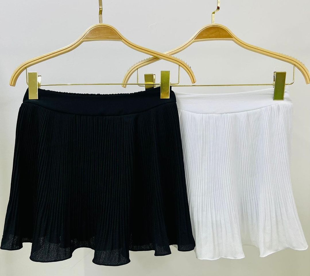 Saia Curta plissada chic - Preta e Off white - Madame Ninna - loja ...