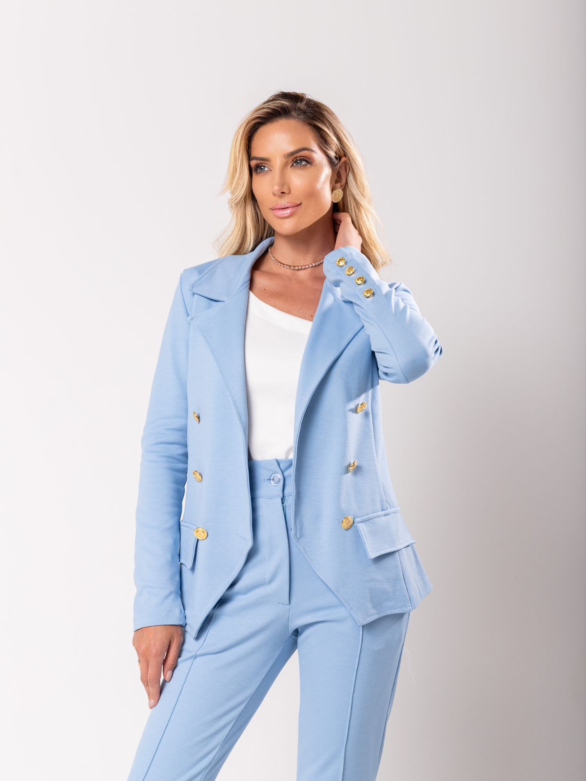 Conjunto de calça e blazer com botões. Preto, offwhite e azul - Madame ...