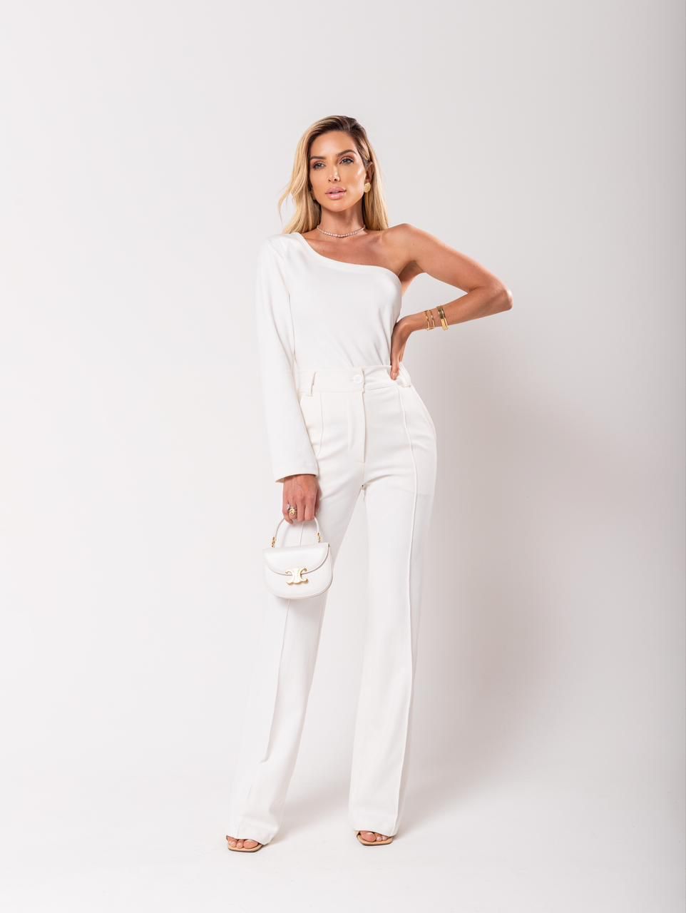 Conjunto de calça Pantalona e blusa de um ombro só na cor Off white ...