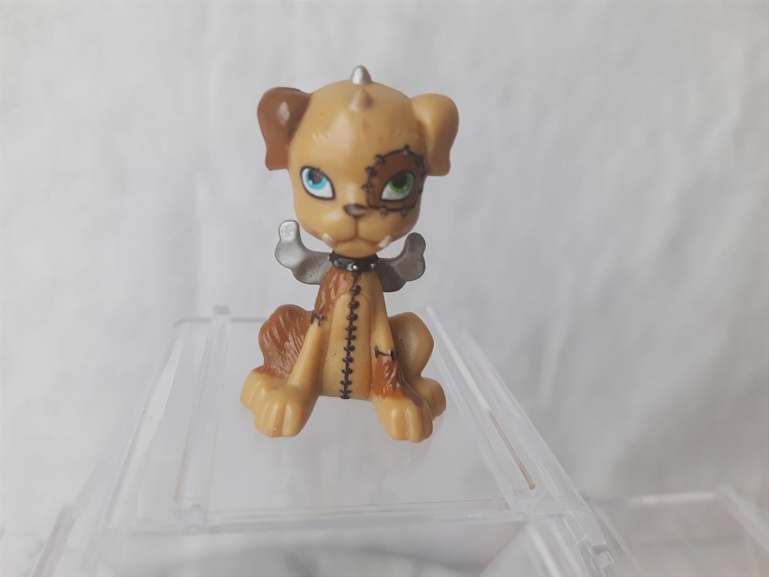 Boneca Monster High Frankie Stein Mechas Azuis Preto Cachorro de