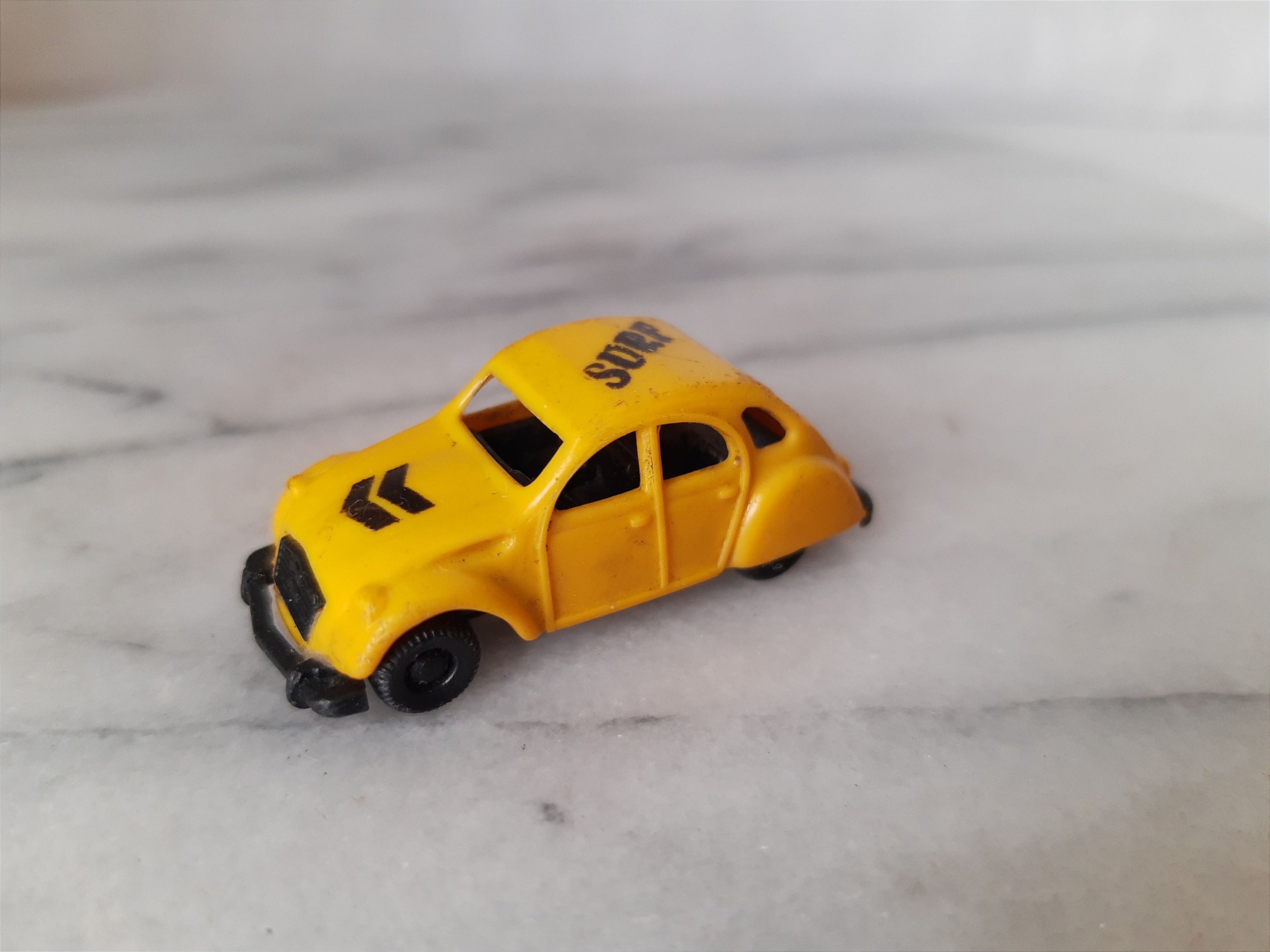 Brinquedo antigo de plástico, carrinhos de corrida, outros parecidos com  Renault 2 CV e automóvel R$ 15,00 o lote de 8 - Taffy Shop