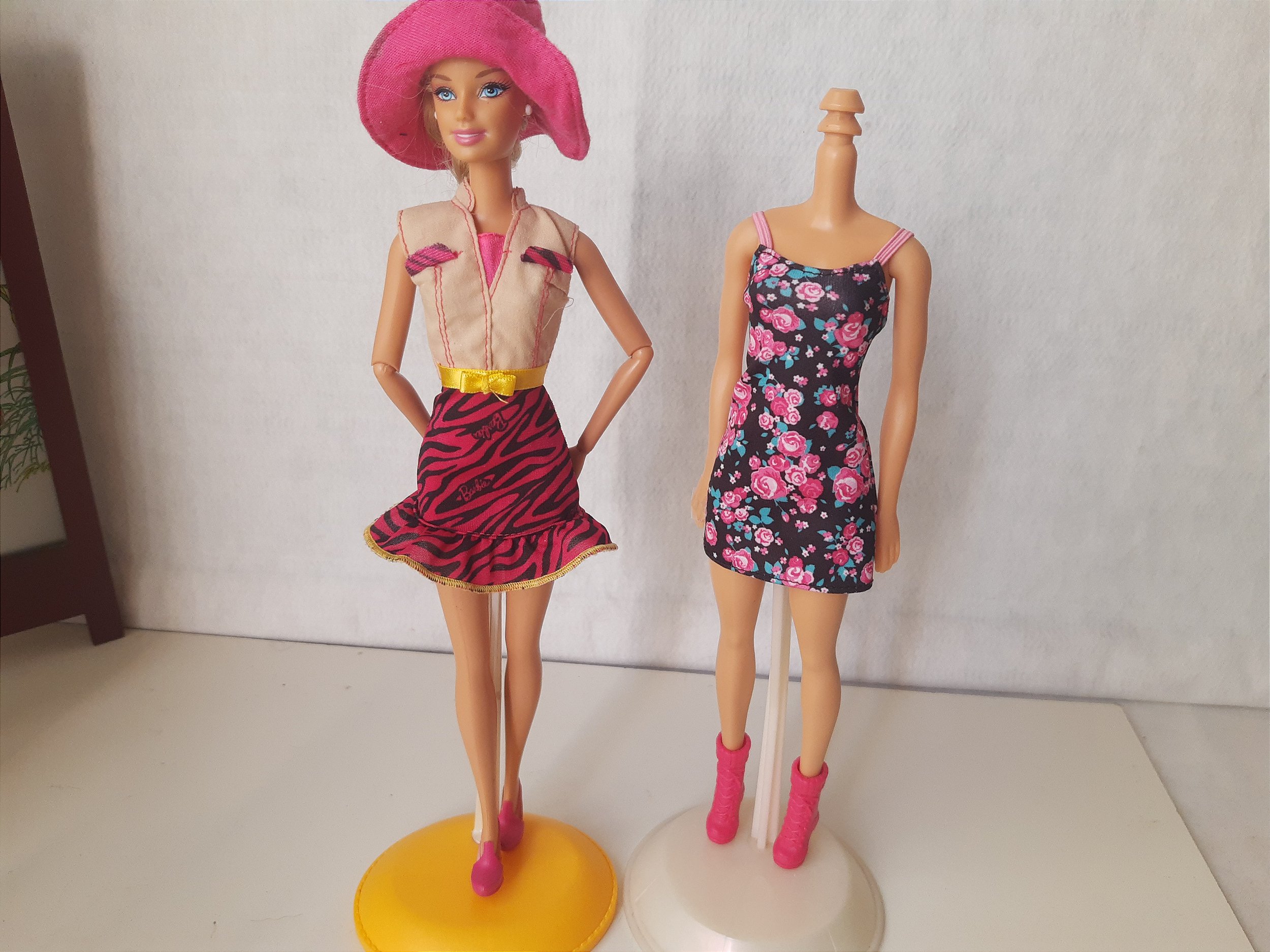 Roupa para barbie (vestido com sapato e chapéu)