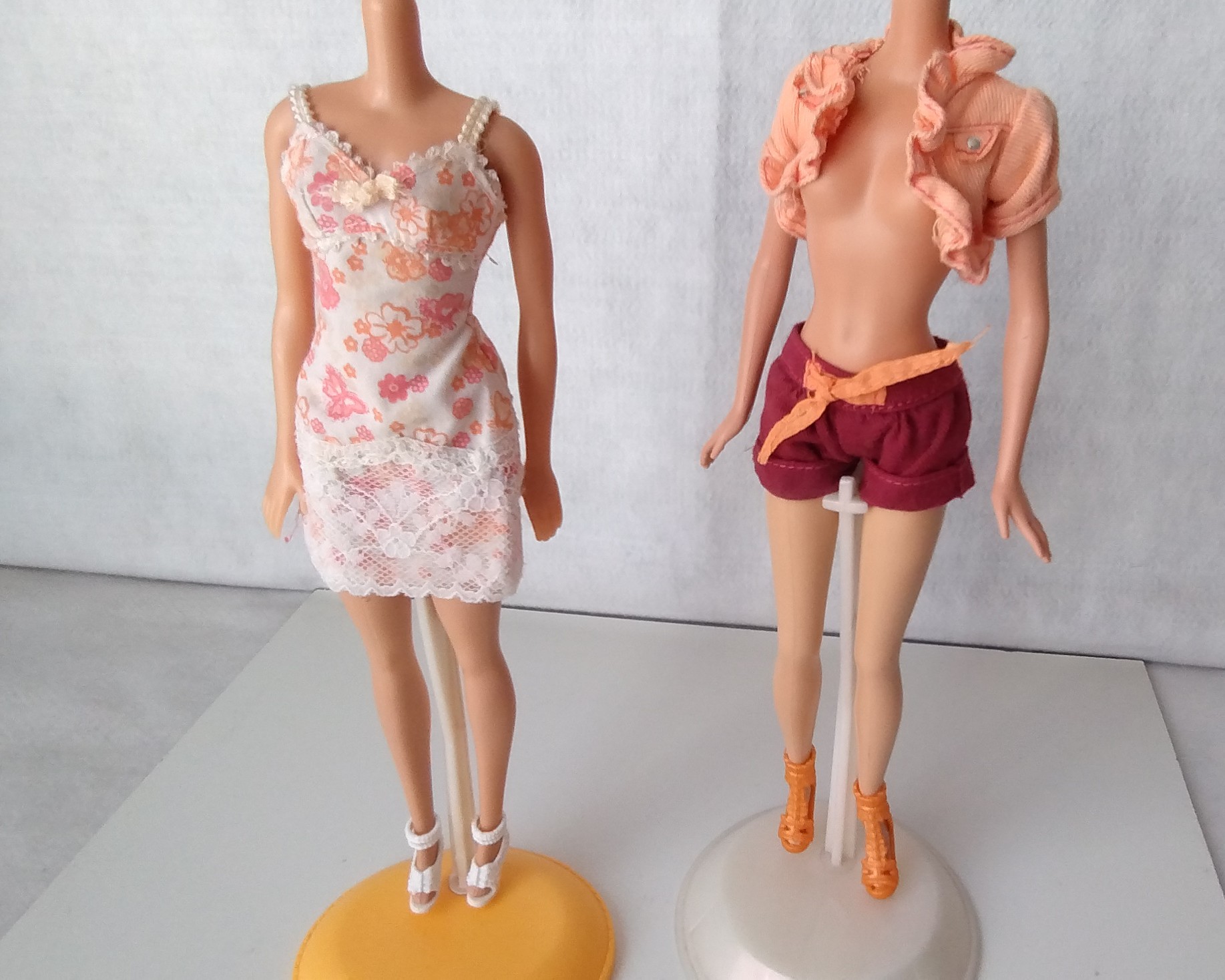 Vestidos Botas e chapéu da Barbie fashion cartela - Taffy Shop - Brechó de  brinquedos