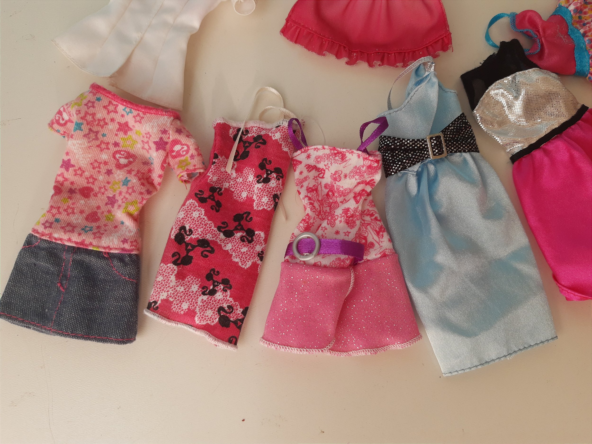 Lote de roupas da boneca Barbie (2) - Taffy Shop - Brechó de brinquedos