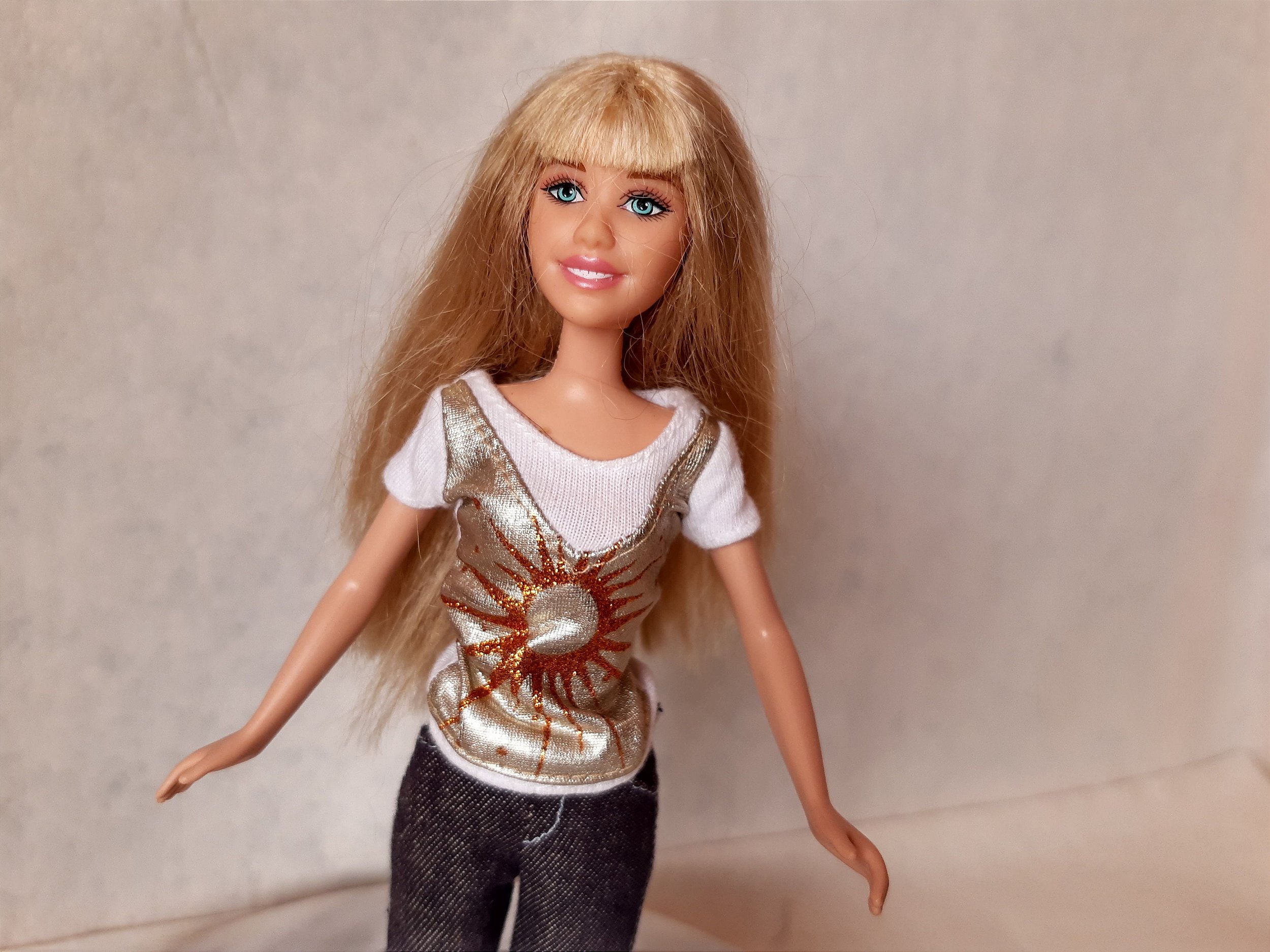 Boneca Hannah Montana /Miley Cyrus , que canta em ingles, 27cm altura ...