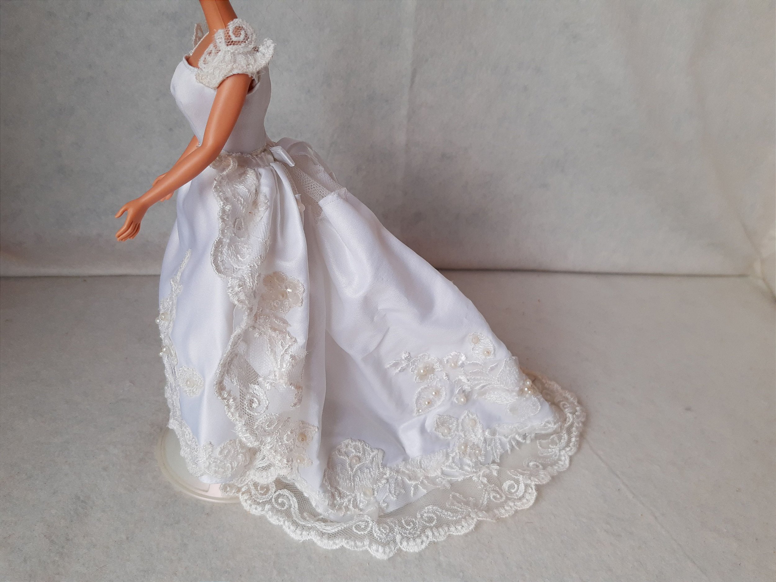 Vestido de noiva com cauda original da Barbie e par de scarpin branco  perolado - Taffy Shop - Brechó de brinquedos