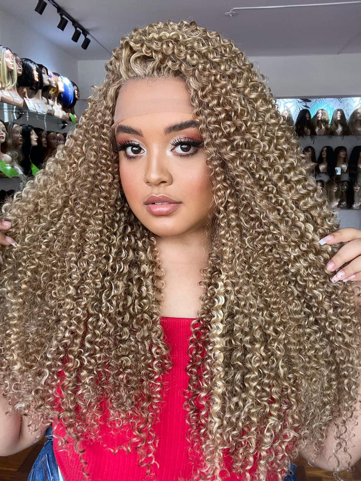 Lace Front Bio Fibra Maya Loira Cacheada - Kira Perucas - Loja de