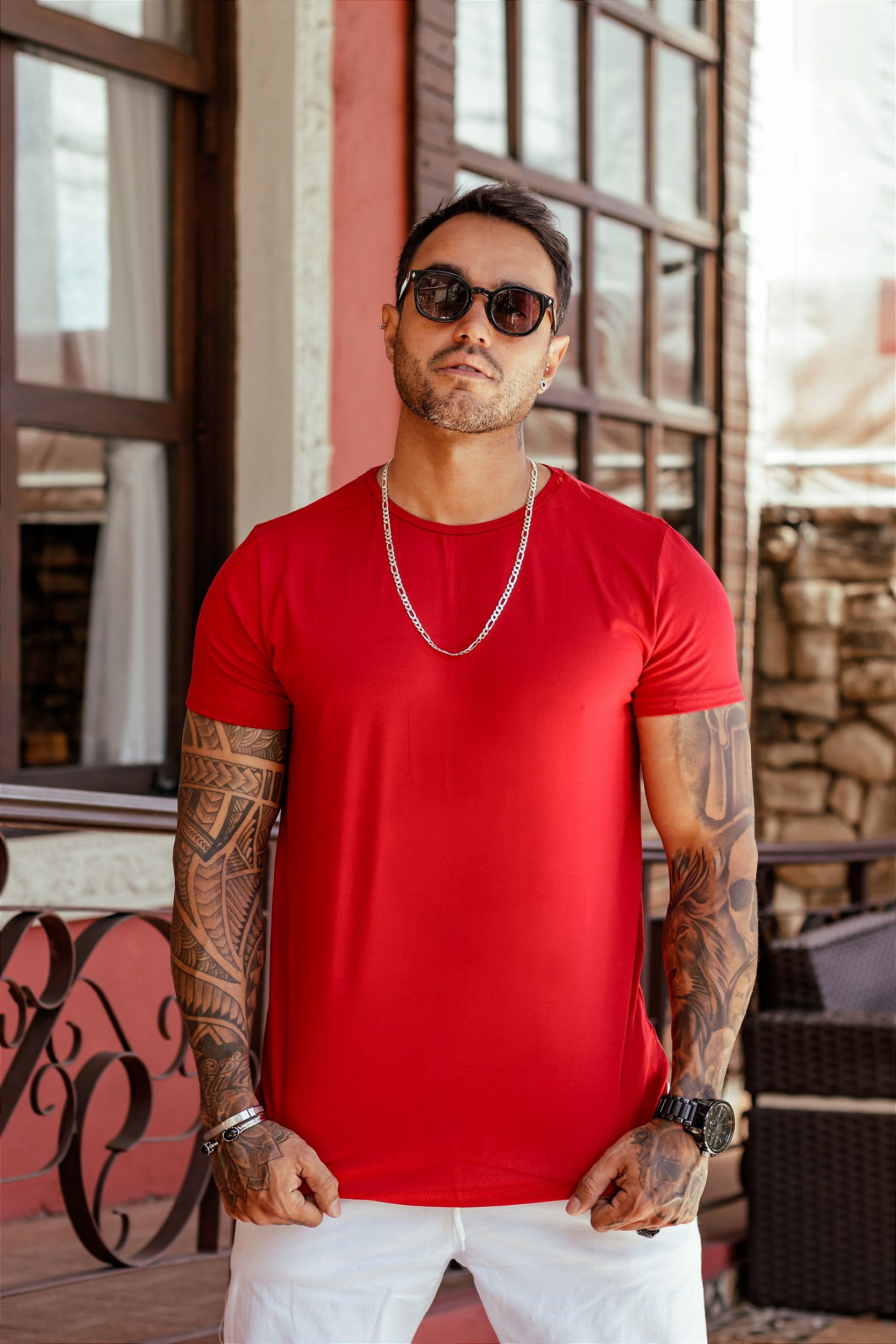 Camiseta longline: O que é e como usar? - Marco da Moda