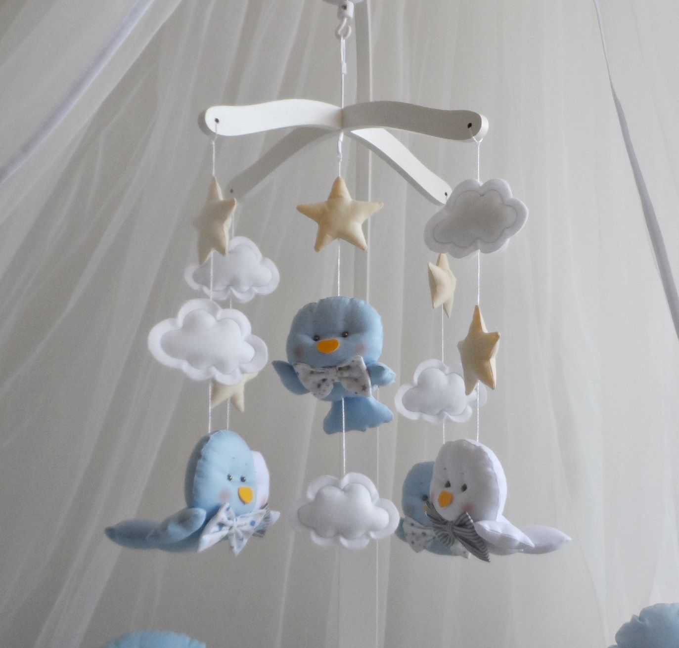 Móbile Musical Giratório Passarinhos Nuvens Estrelas Berço Bebê - <title>  Arte Bela Baby-Loja de decoração para bebês </title>