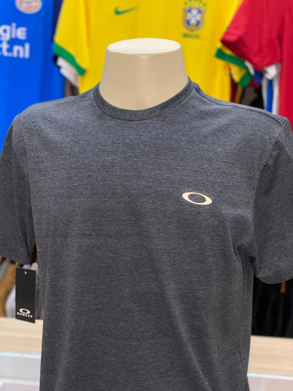 CAMISETA OAKLEY ESTAMPA LATERAL CINZA