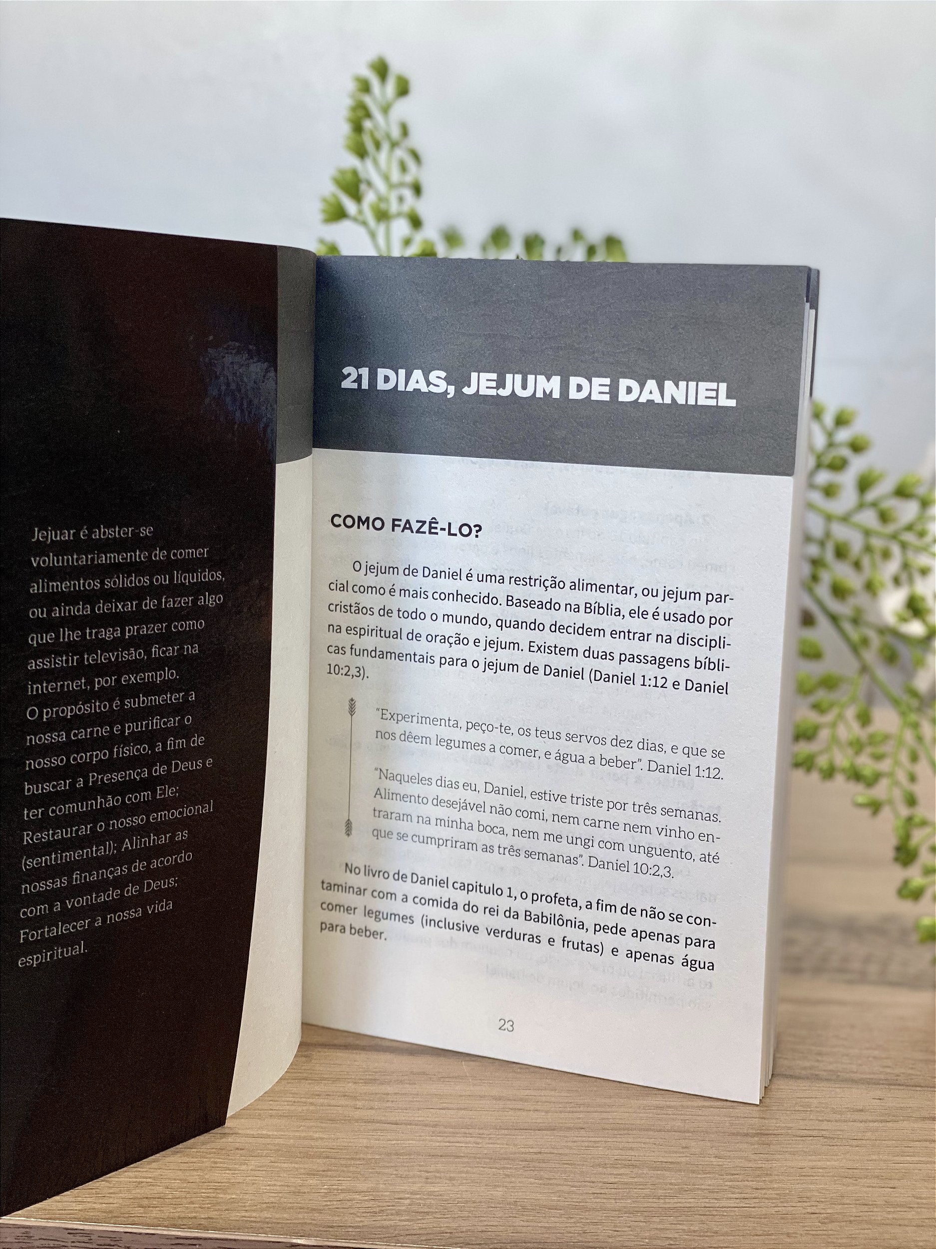 Modelos grátis e personalizáveis de deus - Canva, image size:1874x2500