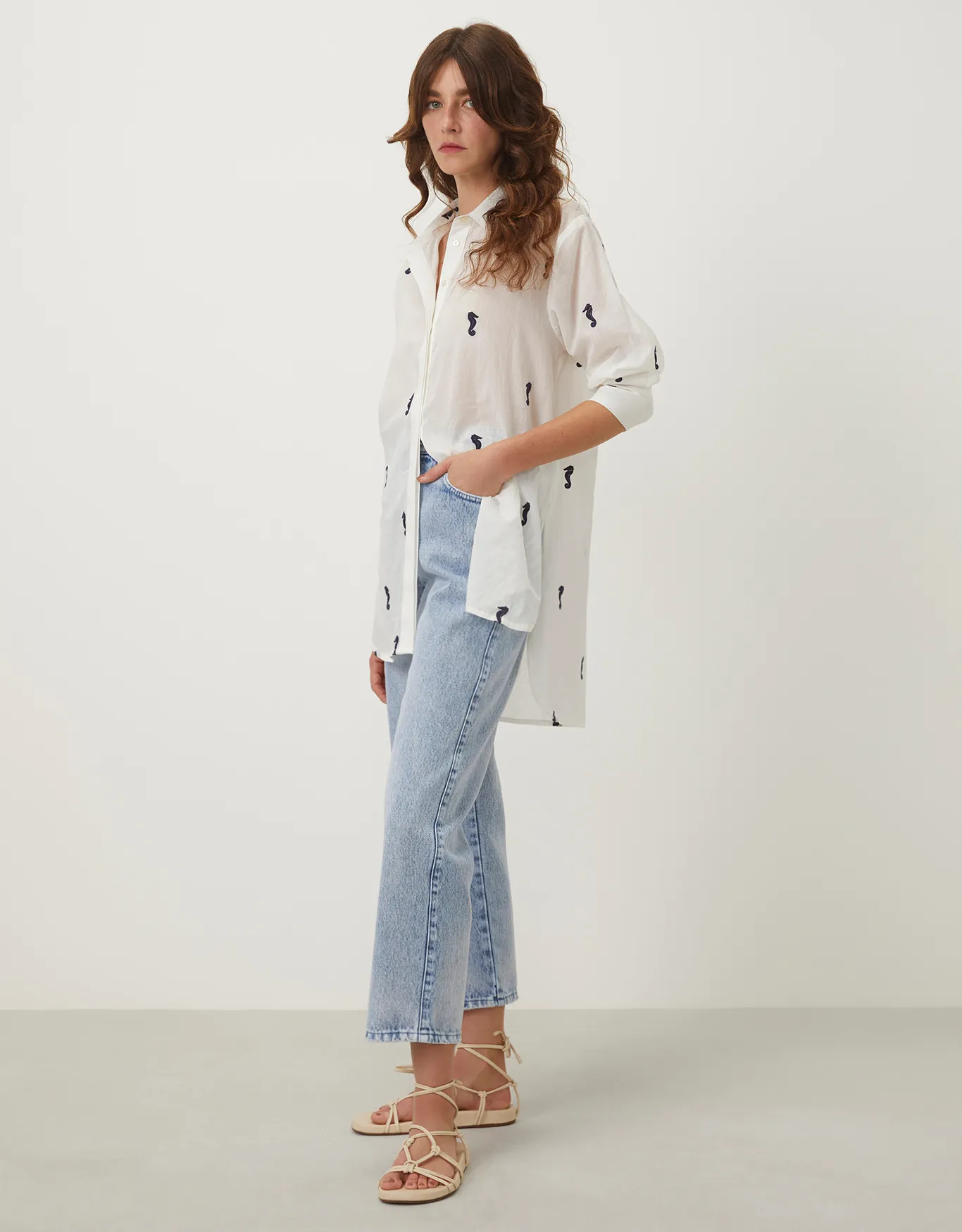 CAMISA FEMININA OFF COM DETALHES BORDADOS Le Showroom
